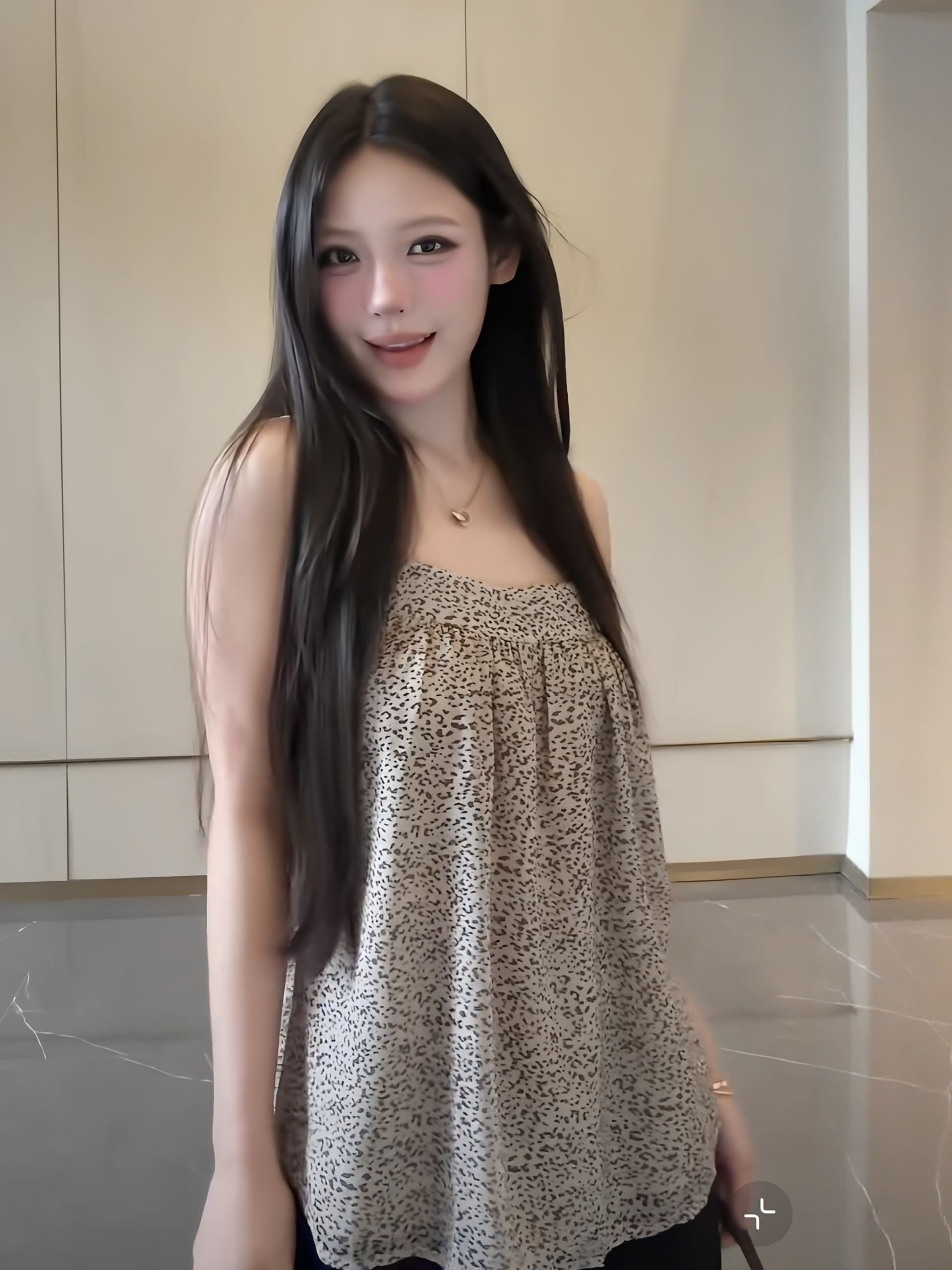 레오파드 무늬 프린트 캐미솔 2026 여름 새로운 오프숄더 외출용 핫걸 품격 슬림해 보이는 민소매 맨위 이미지 3
