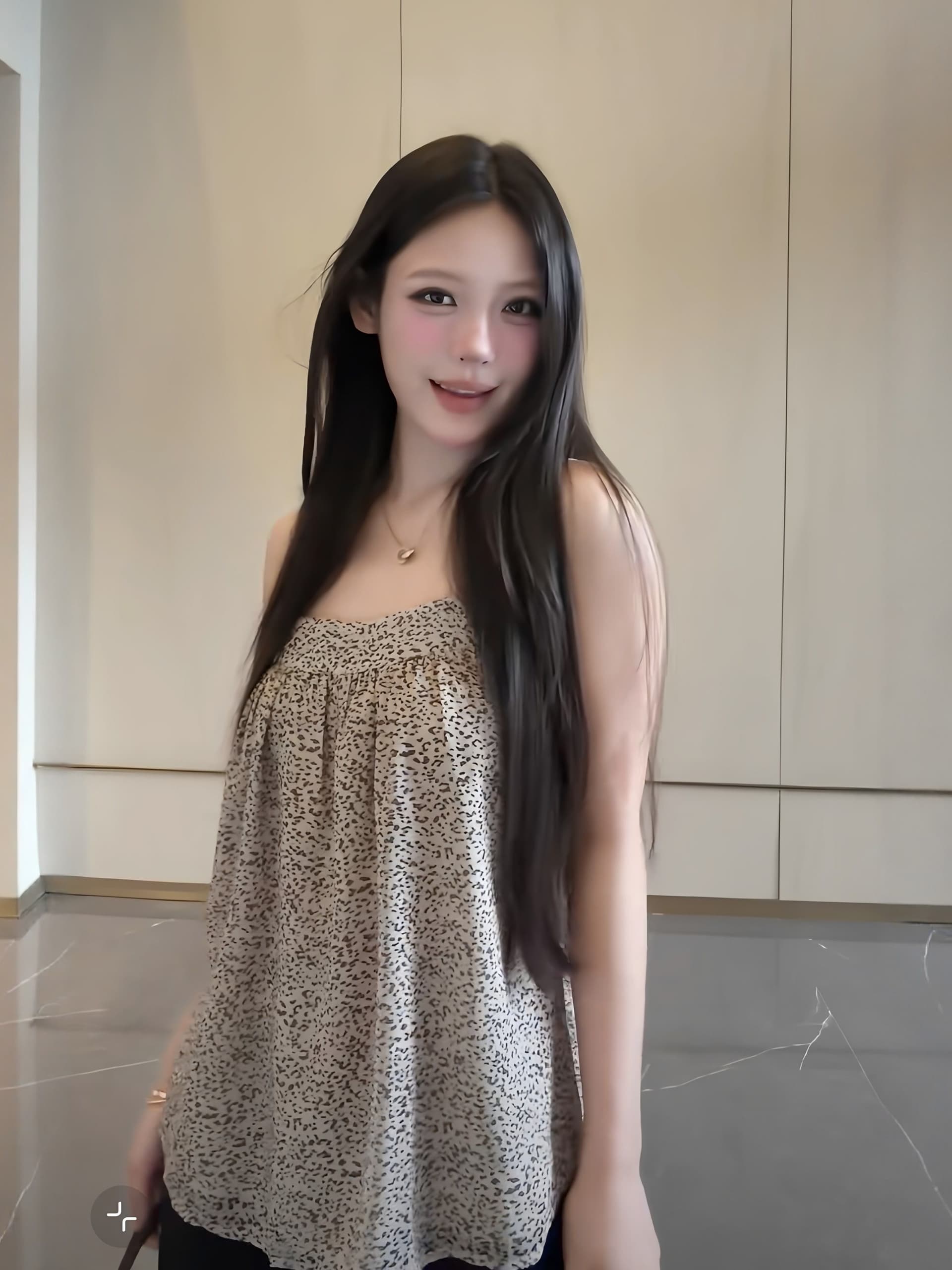 레오파드 무늬 프린트 캐미솔 2026 여름 새로운 오프숄더 외출용 핫걸 품격 슬림해 보이는 민소매 맨위 이미지 2