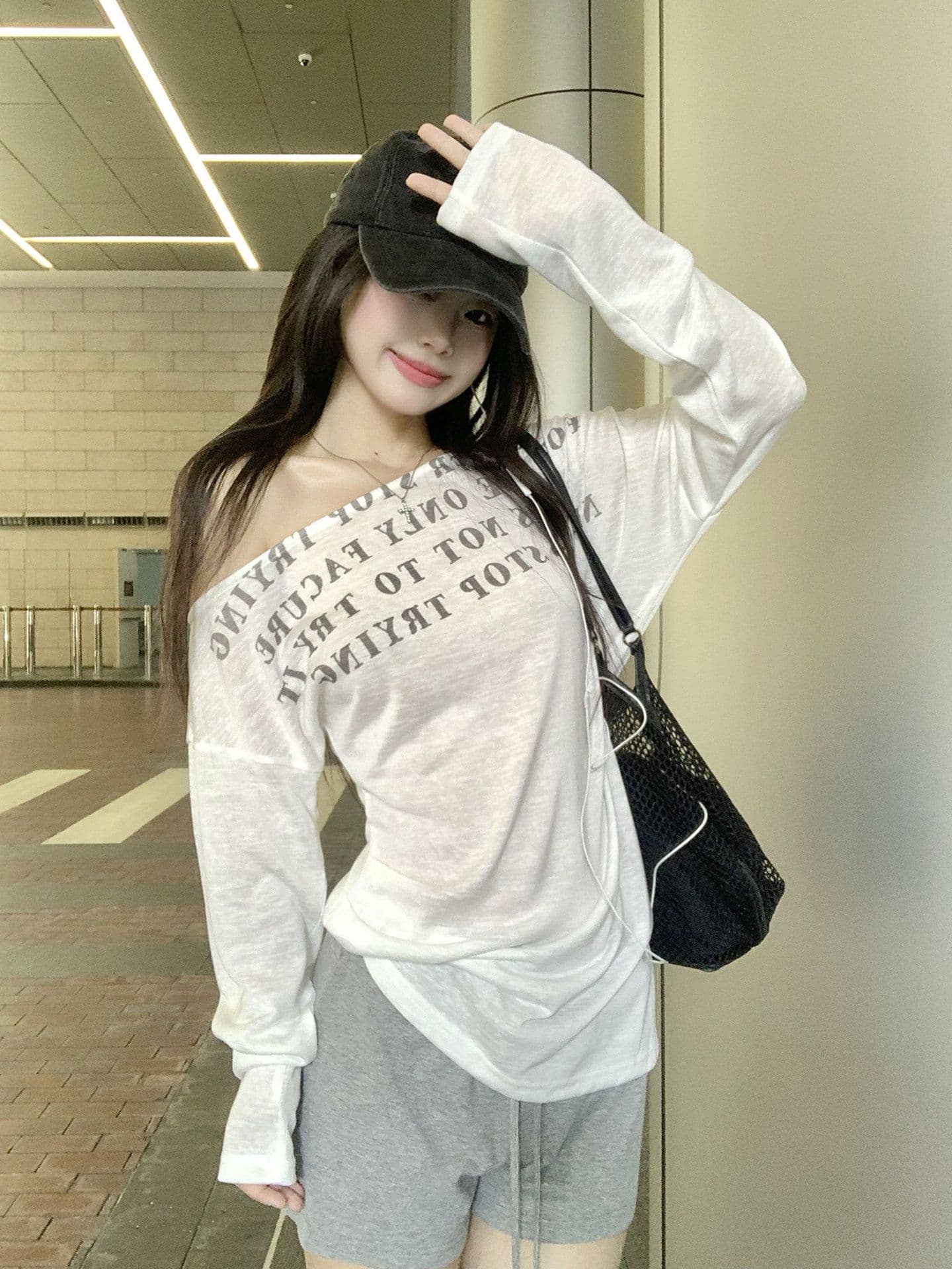 여름 섹션 한 부서 알파벳 프린트 블라우스 긴팔 라이 경기 서울 비스듬한 어깨 티셔츠 여성 아름다운 베이지 색 루즈핏 맨위