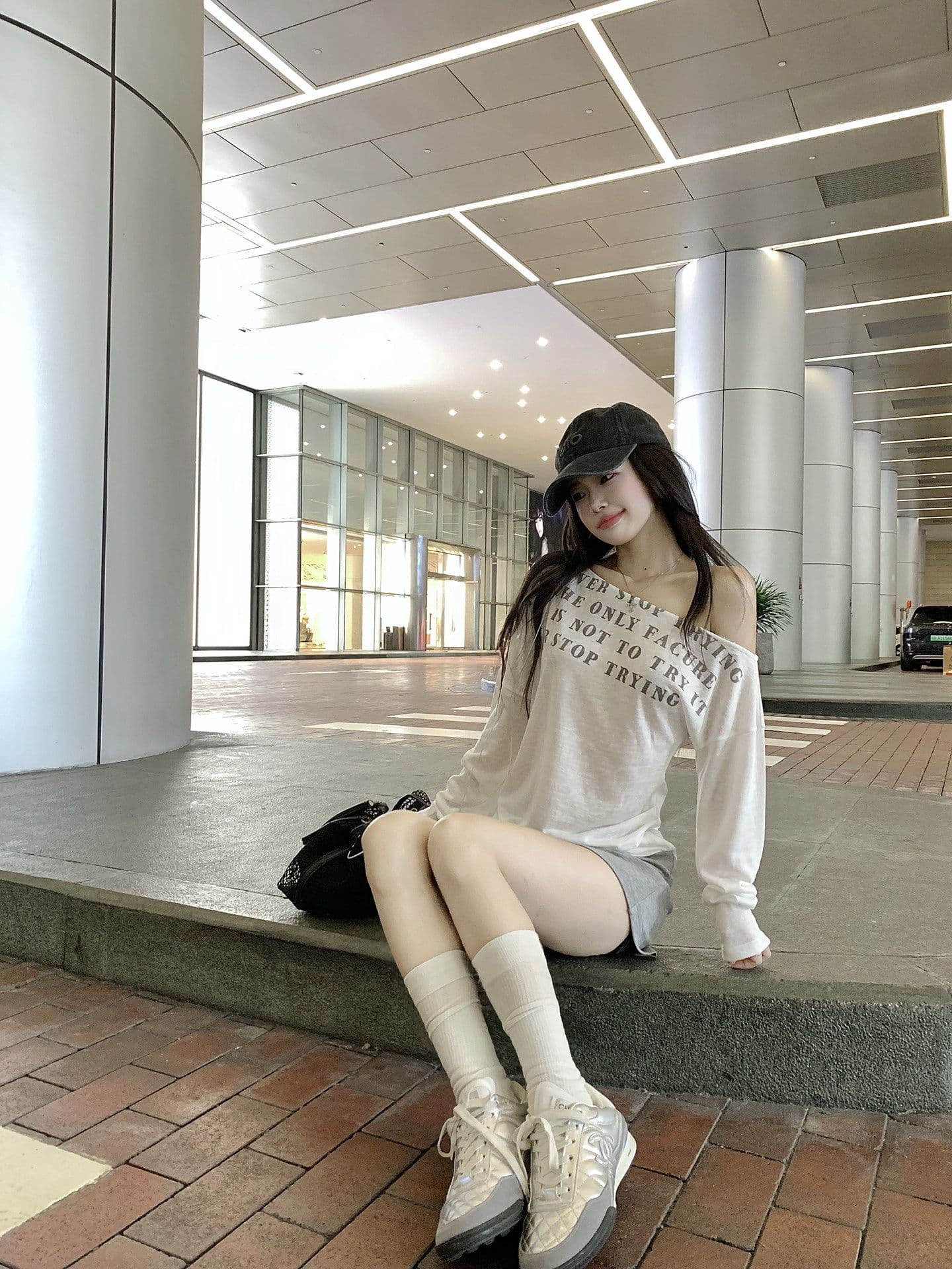 여름 섹션 한 부서 알파벳 프린트 블라우스 긴팔 라이 경기 서울 비스듬한 어깨 티셔츠 여성 아름다운 베이지 색 루즈핏 맨위 이미지 2