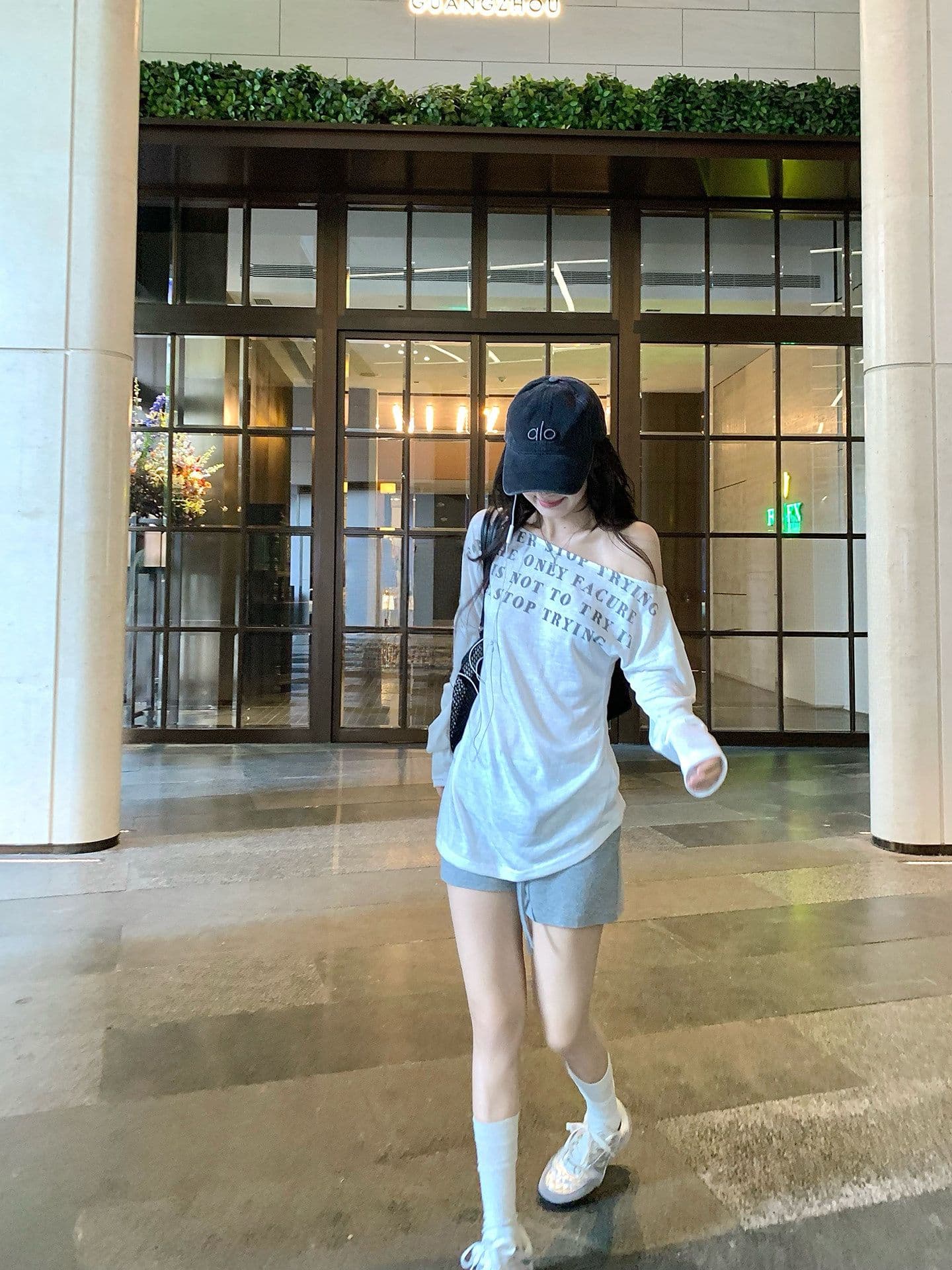 여름 섹션 한 부서 알파벳 프린트 블라우스 긴팔 라이 경기 서울 비스듬한 어깨 티셔츠 여성 아름다운 베이지 색 루즈핏 맨위 이미지 4