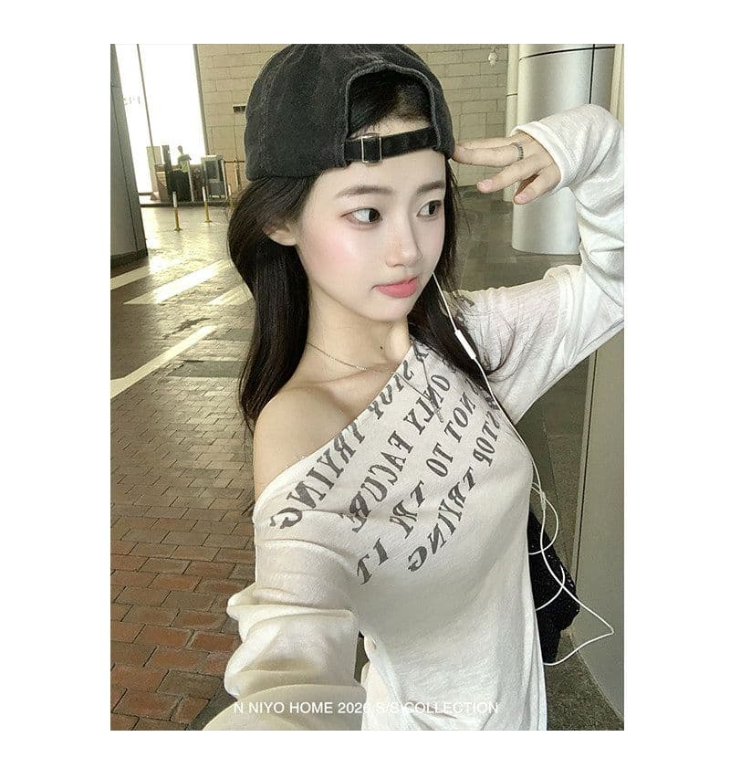 여름 섹션 한 부서 알파벳 프린트 블라우스 긴팔 라이 경기 서울 비스듬한 어깨 티셔츠 여성 아름다운 베이지 색 루즈핏 맨위 상세 이미지 4
