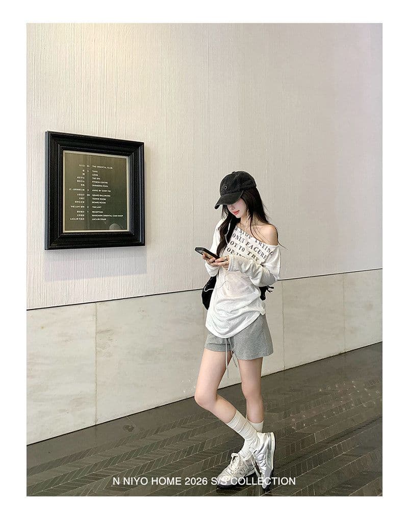 여름 섹션 한 부서 알파벳 프린트 블라우스 긴팔 라이 경기 서울 비스듬한 어깨 티셔츠 여성 아름다운 베이지 색 루즈핏 맨위 상세 이미지 6