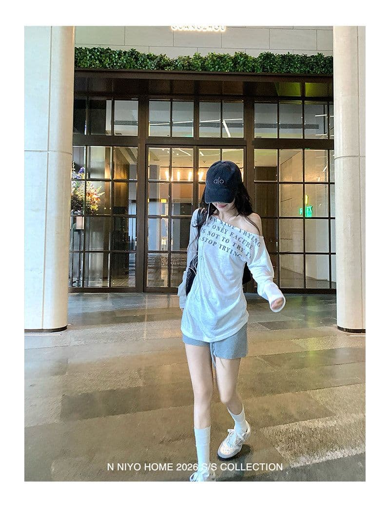 여름 섹션 한 부서 알파벳 프린트 블라우스 긴팔 라이 경기 서울 비스듬한 어깨 티셔츠 여성 아름다운 베이지 색 루즈핏 맨위 상세 이미지 9