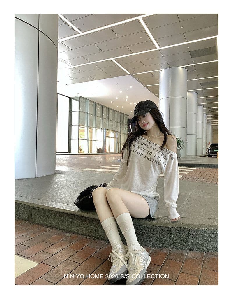 여름 섹션 한 부서 알파벳 프린트 블라우스 긴팔 라이 경기 서울 비스듬한 어깨 티셔츠 여성 아름다운 베이지 색 루즈핏 맨위 상세 이미지 14