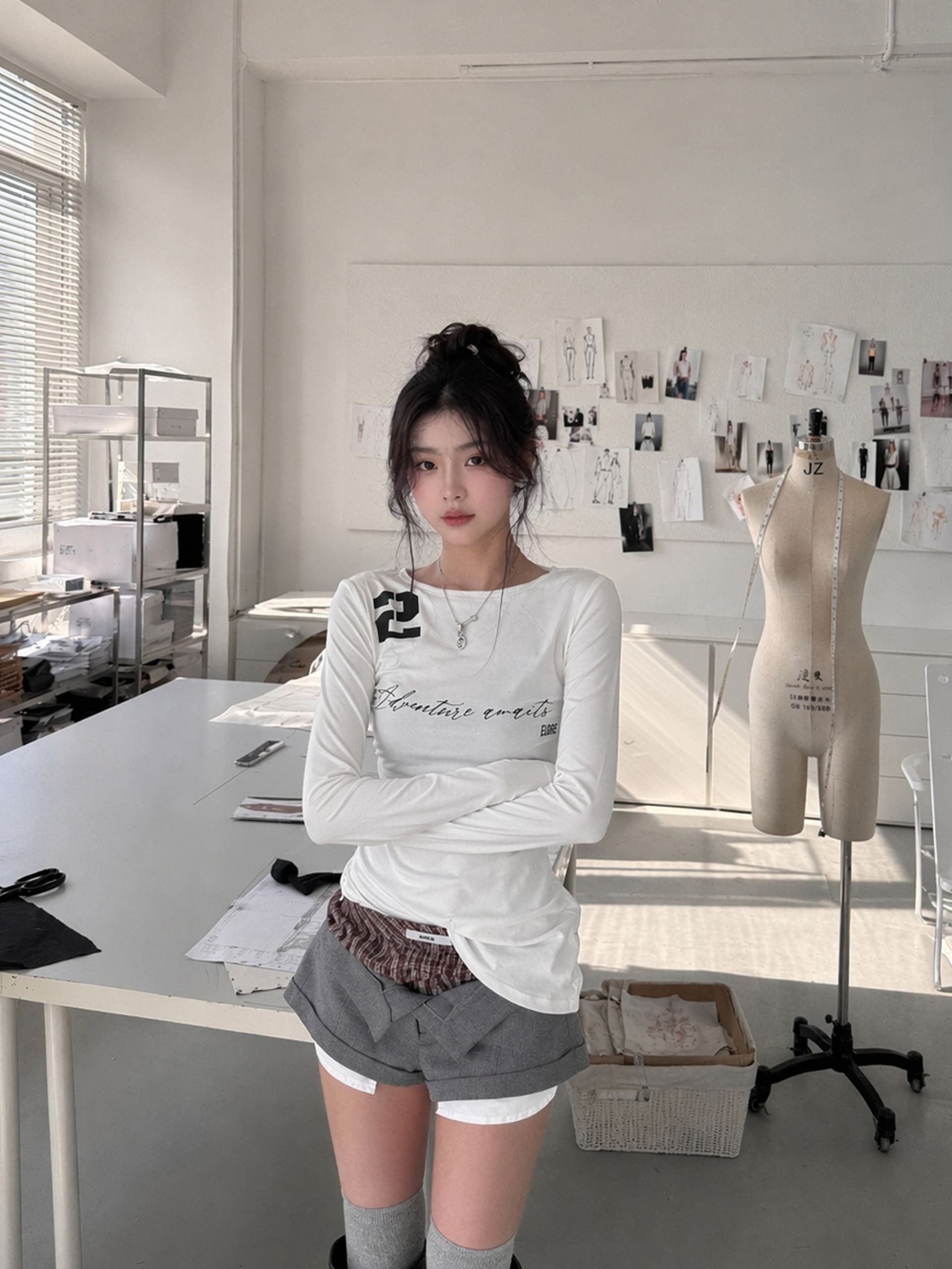 2026 가을 새로운 핫걸 프린트 티셔츠 여성 몸매 가꾸기 주름 허리 수축 화이트 알파벳 슬림해 보이는 긴팔 맨위 이미지 3