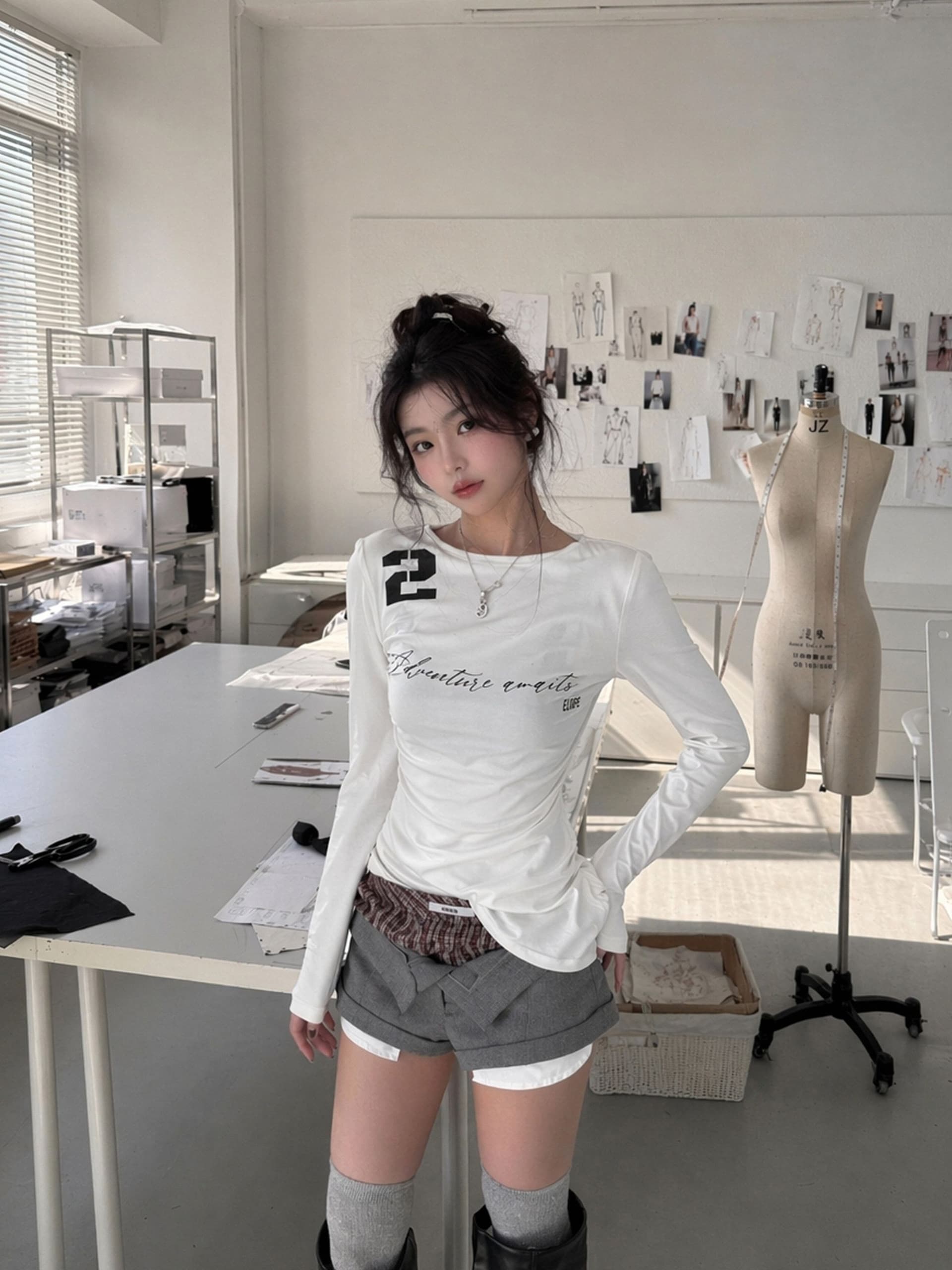 2026 가을 새로운 핫걸 프린트 티셔츠 여성 몸매 가꾸기 주름 허리 수축 화이트 알파벳 슬림해 보이는 긴팔 맨위 상세 이미지 1