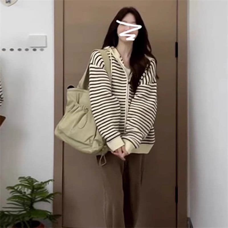 2026 가을 새로운 학원 스타일 배색 스트라이프 후드 스웨터 여성 코트 루즈핏 지퍼 니트 오픈 가디건 zz 이미지 3