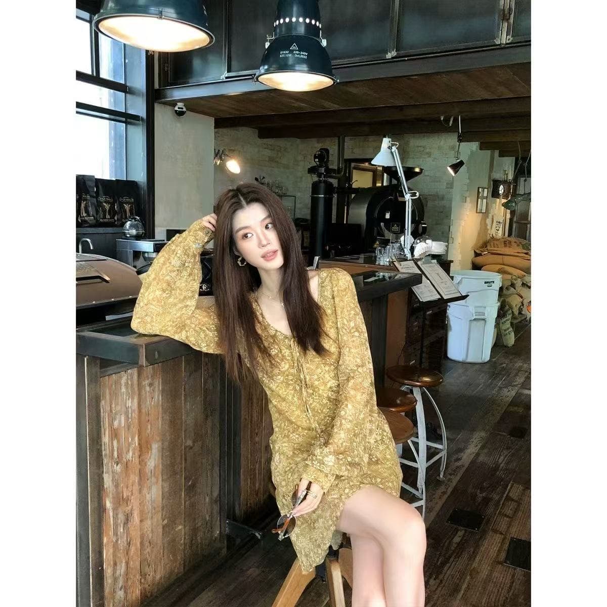 가을 새로운 복잡한 고대 돈 바람 황색 꽃무늬 긴팔 미니 스커트 여성 세련된 인기 슬림해 보이는 V넥 드레스 상세 이미지 3