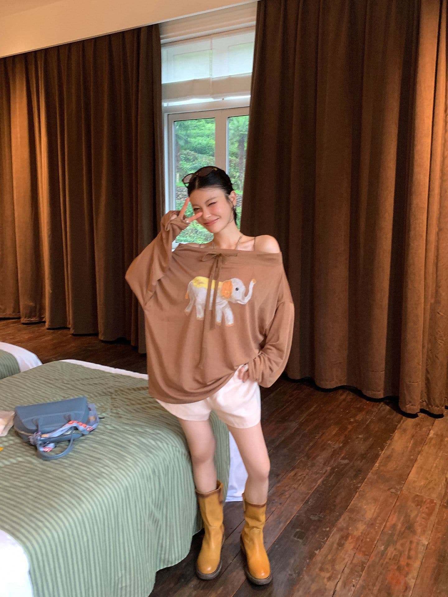 가을 새로운 루즈핏 chic 오프숄더 커피 색상 작은 대중 맨위 라이 경기 서울 프린트 스트랩 오프숄더 긴팔 티셔츠 이미지 3