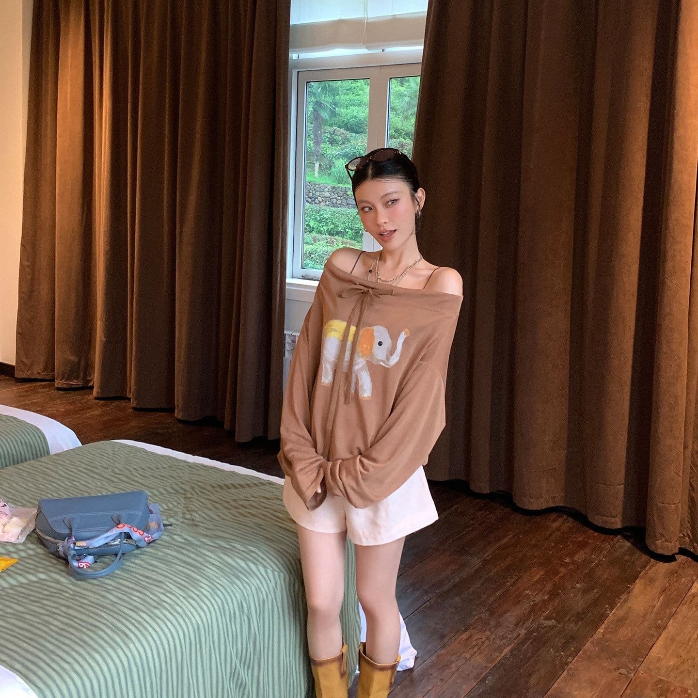 가을 새로운 루즈핏 chic 오프숄더 커피 색상 작은 대중 맨위 라이 경기 서울 프린트 스트랩 오프숄더 긴팔 티셔츠 이미지 5