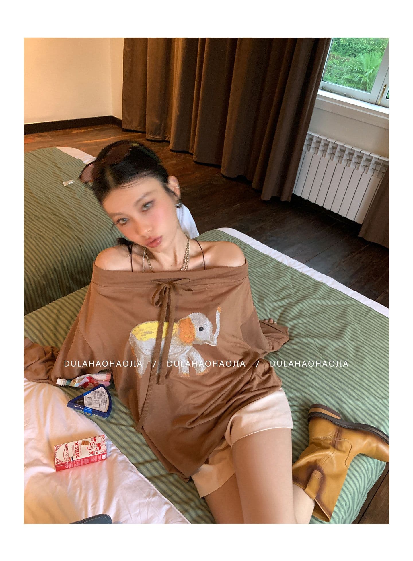 가을 새로운 루즈핏 chic 오프숄더 커피 색상 작은 대중 맨위 라이 경기 서울 프린트 스트랩 오프숄더 긴팔 티셔츠 상세 이미지 5