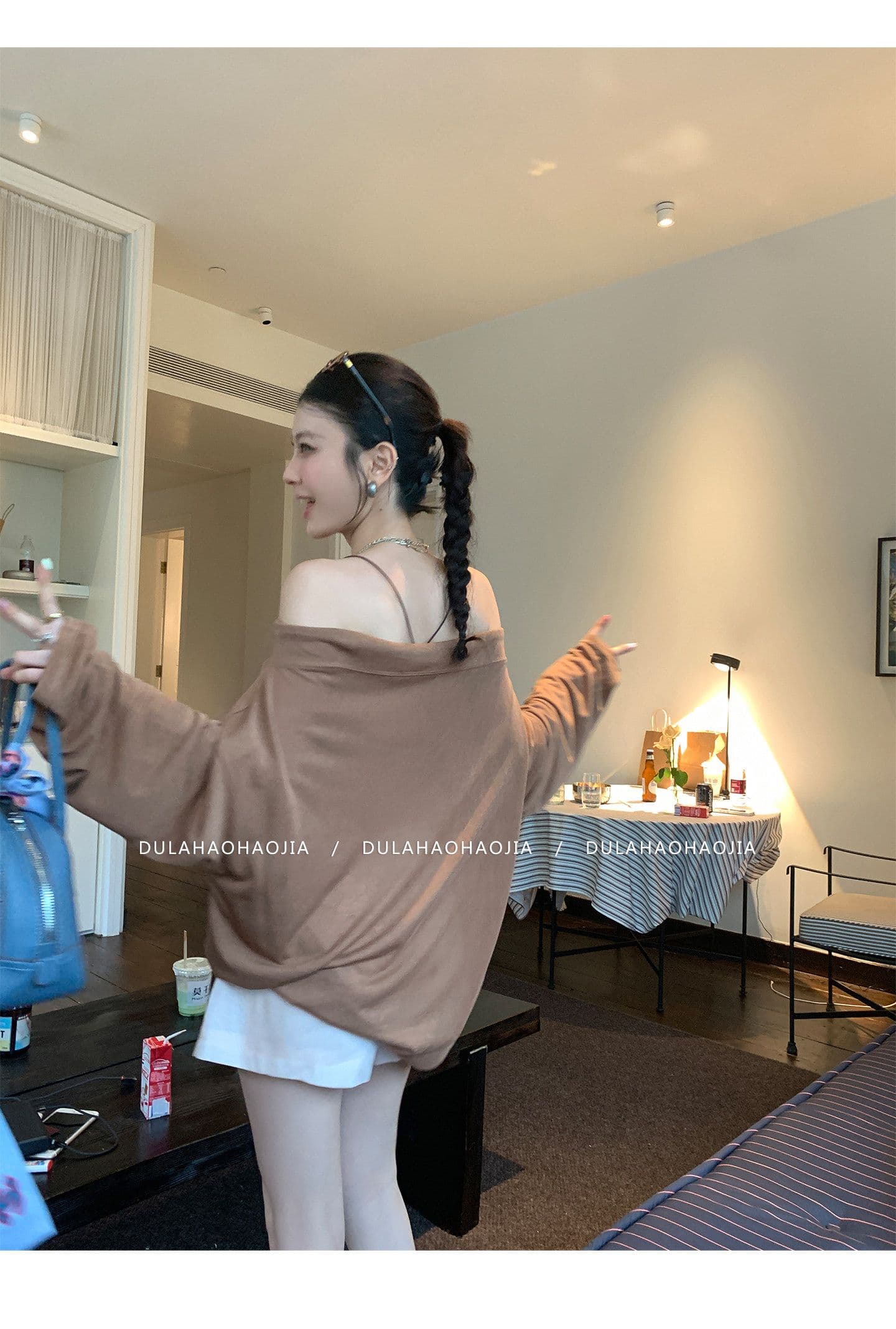 가을 새로운 루즈핏 chic 오프숄더 커피 색상 작은 대중 맨위 라이 경기 서울 프린트 스트랩 오프숄더 긴팔 티셔츠 상세 이미지 10