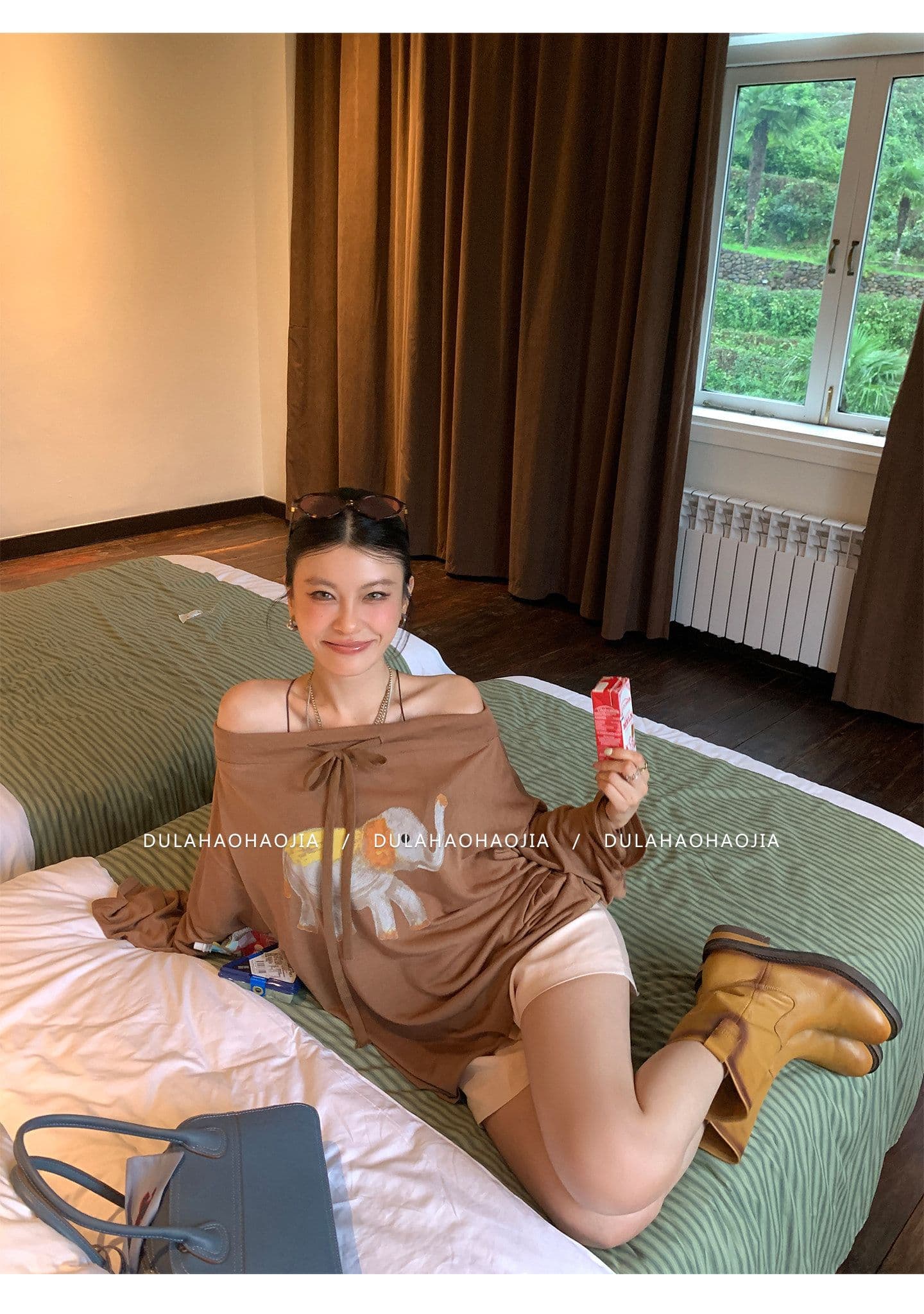가을 새로운 루즈핏 chic 오프숄더 커피 색상 작은 대중 맨위 라이 경기 서울 프린트 스트랩 오프숄더 긴팔 티셔츠 상세 이미지 13