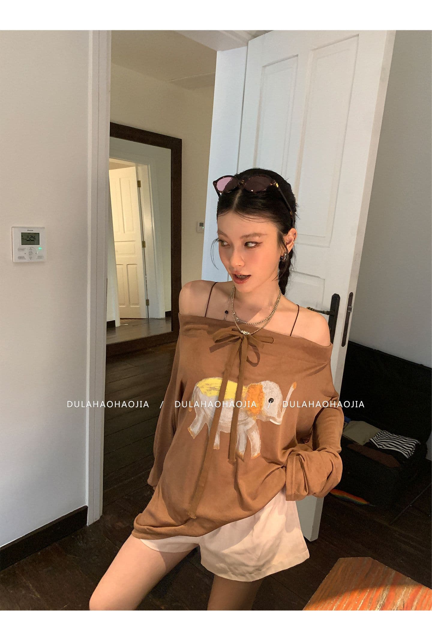 가을 새로운 루즈핏 chic 오프숄더 커피 색상 작은 대중 맨위 라이 경기 서울 프린트 스트랩 오프숄더 긴팔 티셔츠 상세 이미지 15