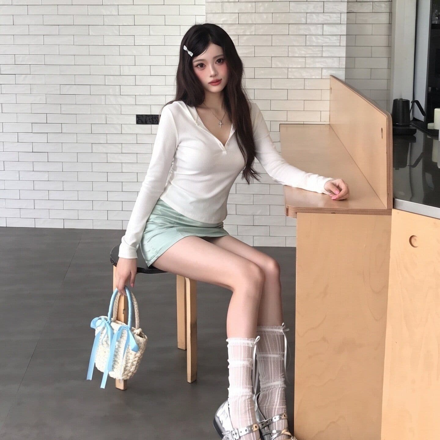 가을 새로운 미니멀리즘 화이트 후드 긴팔 티셔츠 여성 한 부서 다용도 출퇴근 캐주얼 허리 수축 맨위 상세 이미지 3