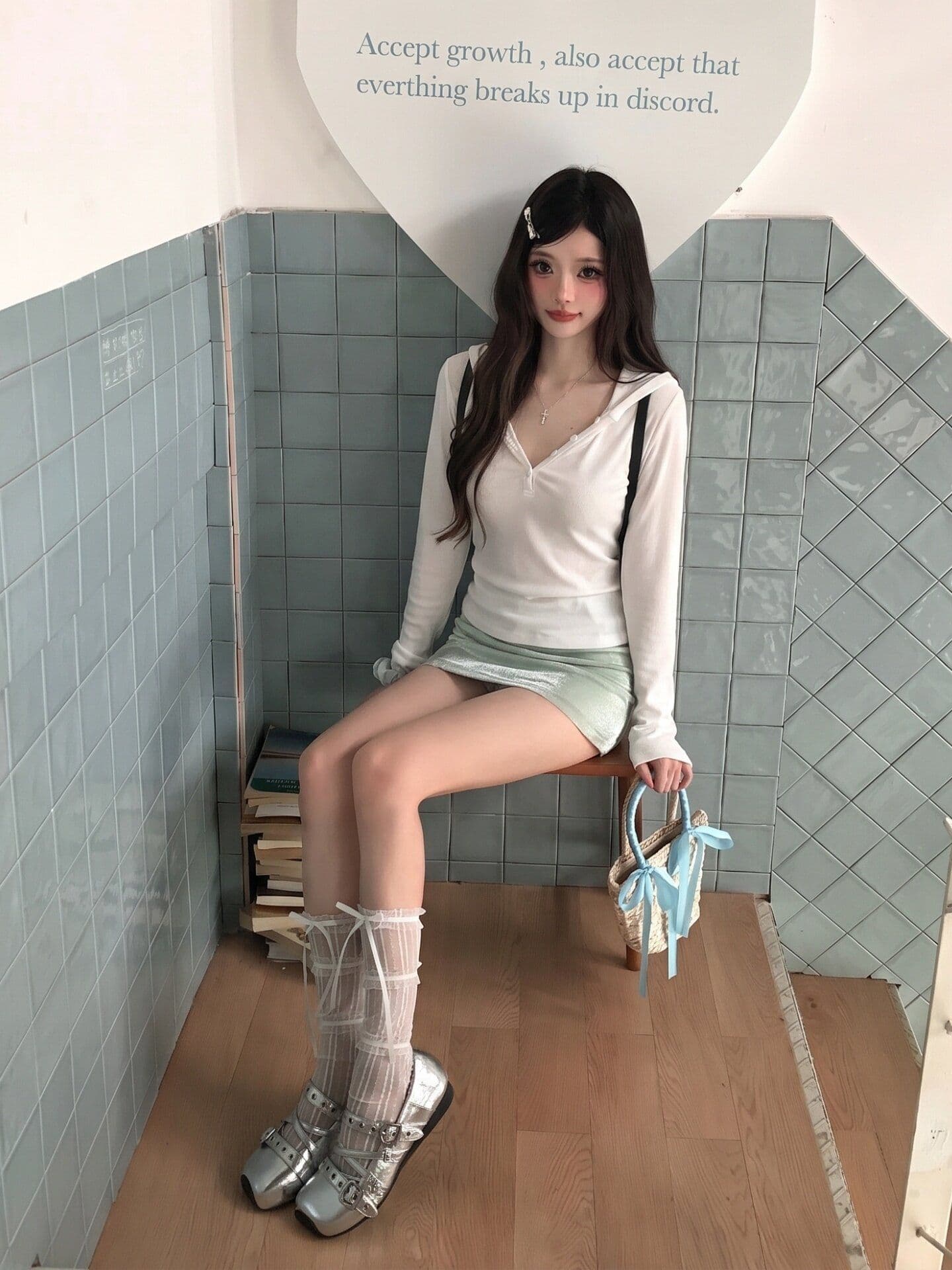 가을 새로운 미니멀리즘 화이트 후드 긴팔 티셔츠 여성 한 부서 다용도 출퇴근 캐주얼 허리 수축 맨위 상세 이미지 4
