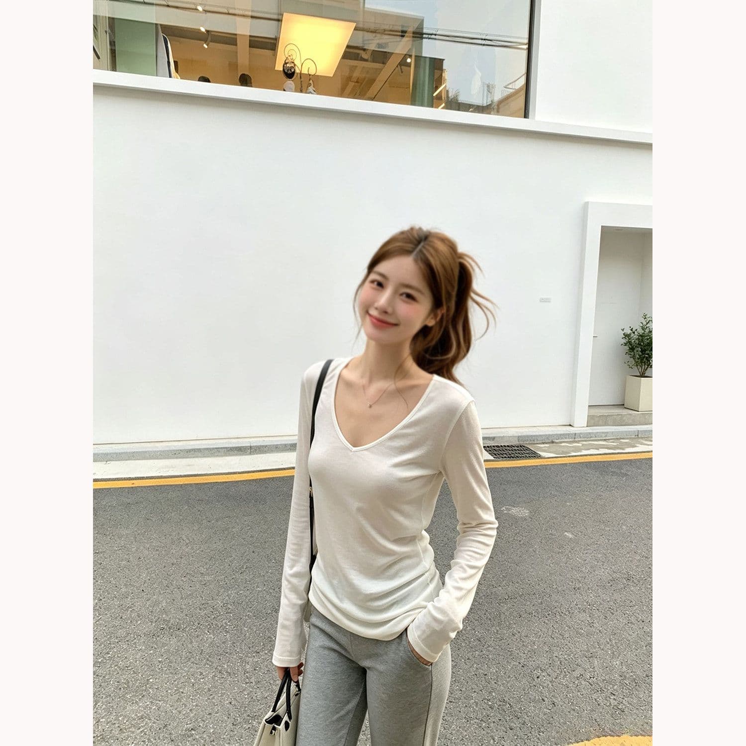 가을 새로운 V넥 다용도 긴팔 티셔츠 여성 의류 단색 검정색 니트 슬림해 보이는 기본 셔츠 여성 라이 경기 서울 맨위 상세 이미지 3
