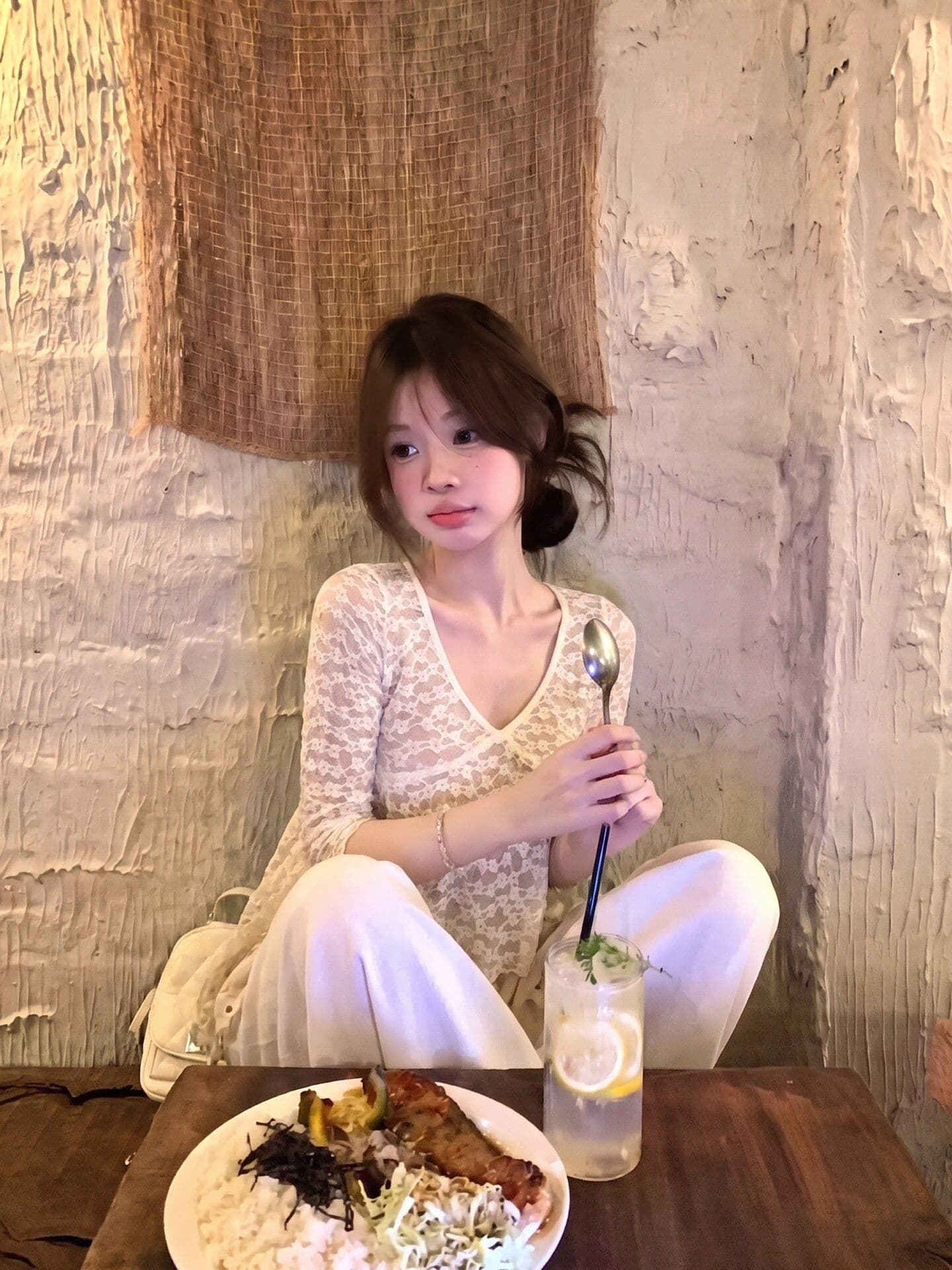 가을 새로운 달콤함 연령 감소 몸매 가꾸기 슬림해 보이는 쇼트 스타일 맨위 순수한 욕망 바람 품격 레이스 V넥 얇은 스타일 중간 소매 티셔츠 이미지 4