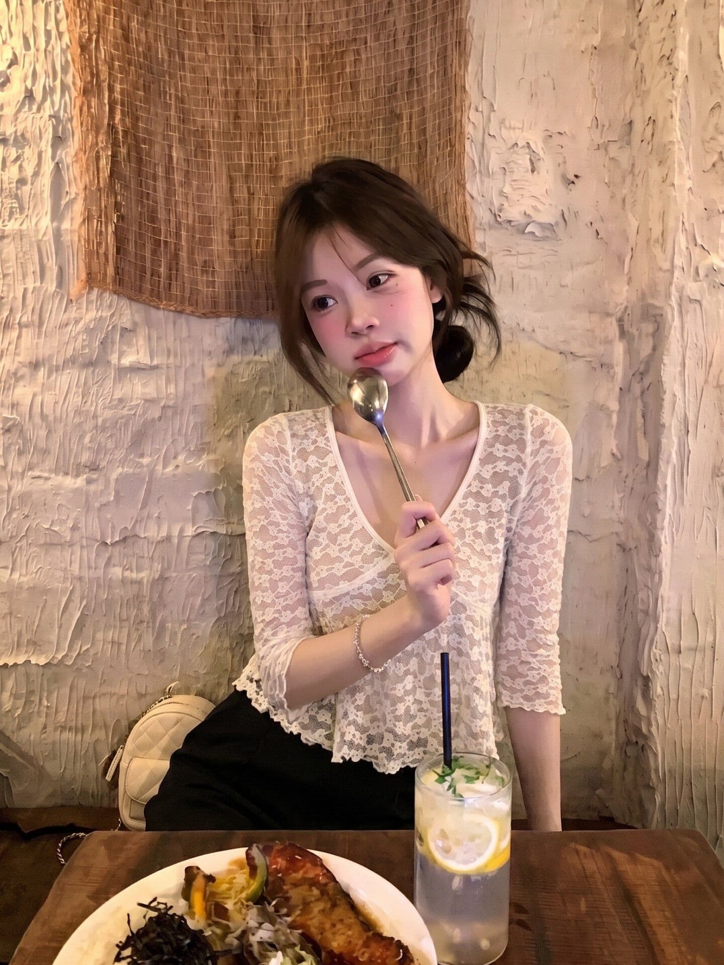 가을 새로운 달콤함 연령 감소 몸매 가꾸기 슬림해 보이는 쇼트 스타일 맨위 순수한 욕망 바람 품격 레이스 V넥 얇은 스타일 중간 소매 티셔츠 상세 이미지 3