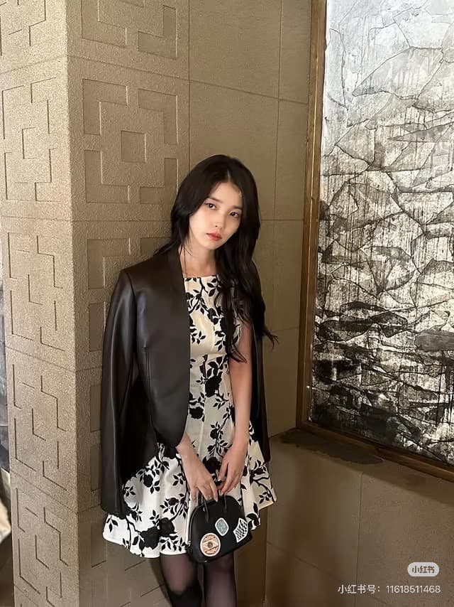 iu 같은 단락 2026 봄 흑인과 백인 꽃무늬 프린트 백리스 레이스업 드레스