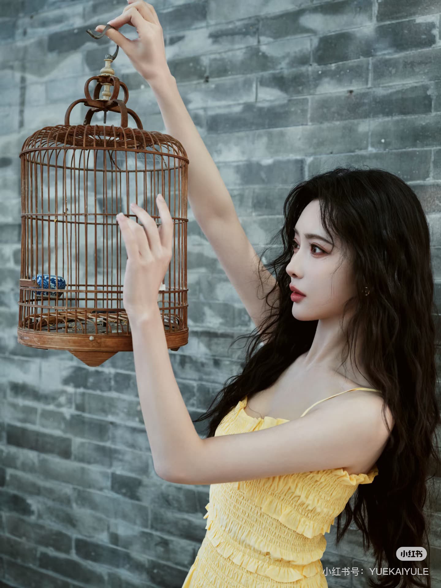 멘 시우스 정의 같은 단락 품격 달콤함 황색 민소매 작은 대중 허리 수축 슬림해 보이는 드레스 주름 장식 휴가 바람 롱 스커트 여성 상세 이미지 4