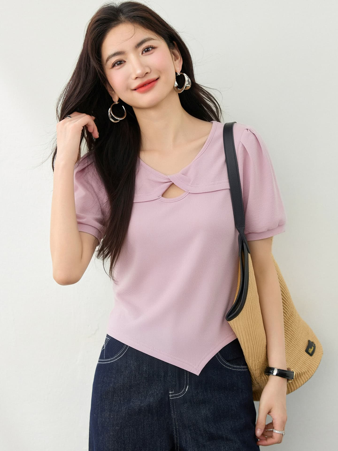작은 대중 디자인 센스 비틀림 홀로우 아웃 맨위 여름 새로운 핫걸 섹시함 몸매 가꾸기 V넥 Chic 반팔 니트 스웨터 이미지 3