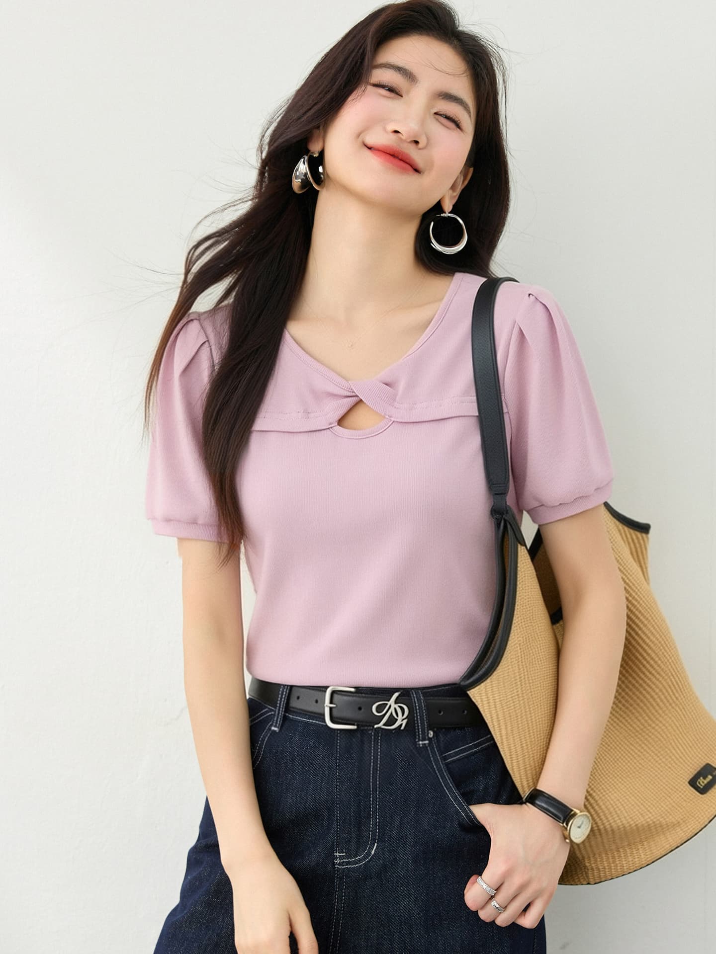 작은 대중 디자인 센스 비틀림 홀로우 아웃 맨위 여름 새로운 핫걸 섹시함 몸매 가꾸기 V넥 Chic 반팔 니트 스웨터 이미지 4