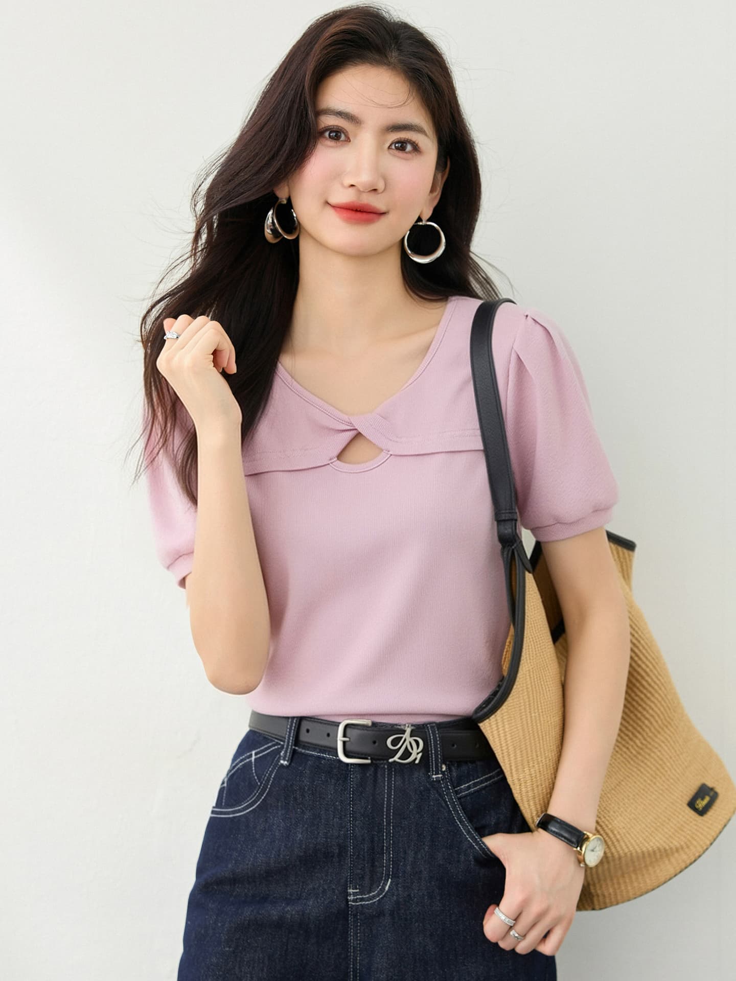 작은 대중 디자인 센스 비틀림 홀로우 아웃 맨위 여름 새로운 핫걸 섹시함 몸매 가꾸기 V넥 Chic 반팔 니트 스웨터