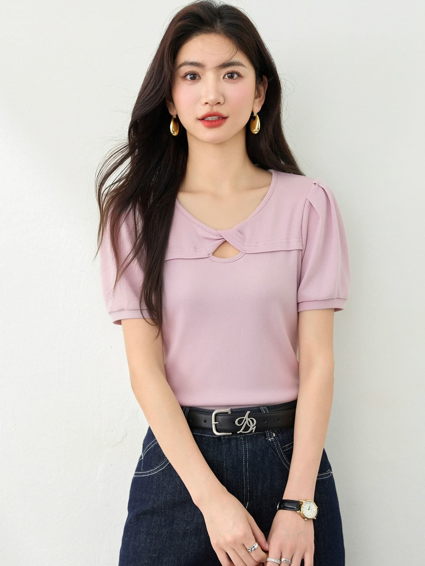 작은 대중 디자인 센스 비틀림 홀로우 아웃 맨위 여름 새로운 핫걸 섹시함 몸매 가꾸기 V넥 Chic 반팔 니트 스웨터 이미지 2