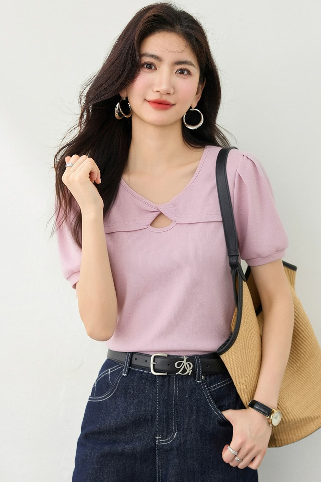 작은 대중 디자인 센스 비틀림 홀로우 아웃 맨위 여름 새로운 핫걸 섹시함 몸매 가꾸기 V넥 Chic 반팔 니트 스웨터 이미지 5