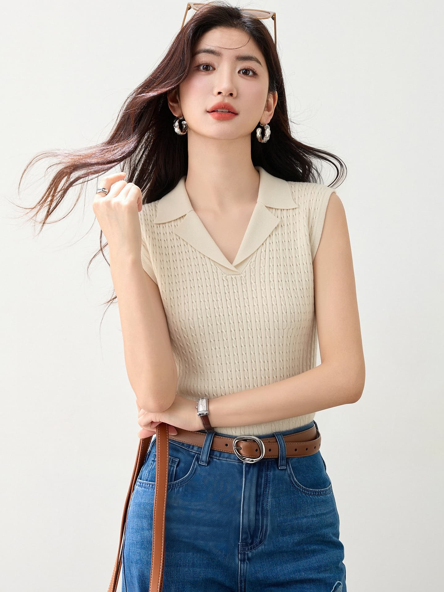 실사 있음 2026 한 부서 V넥 긍정적 인 어깨 티셔츠 여성 여름 몸매 가꾸기 디자인 센스 얼음 실크 니트 쇼트 스타일 맨위