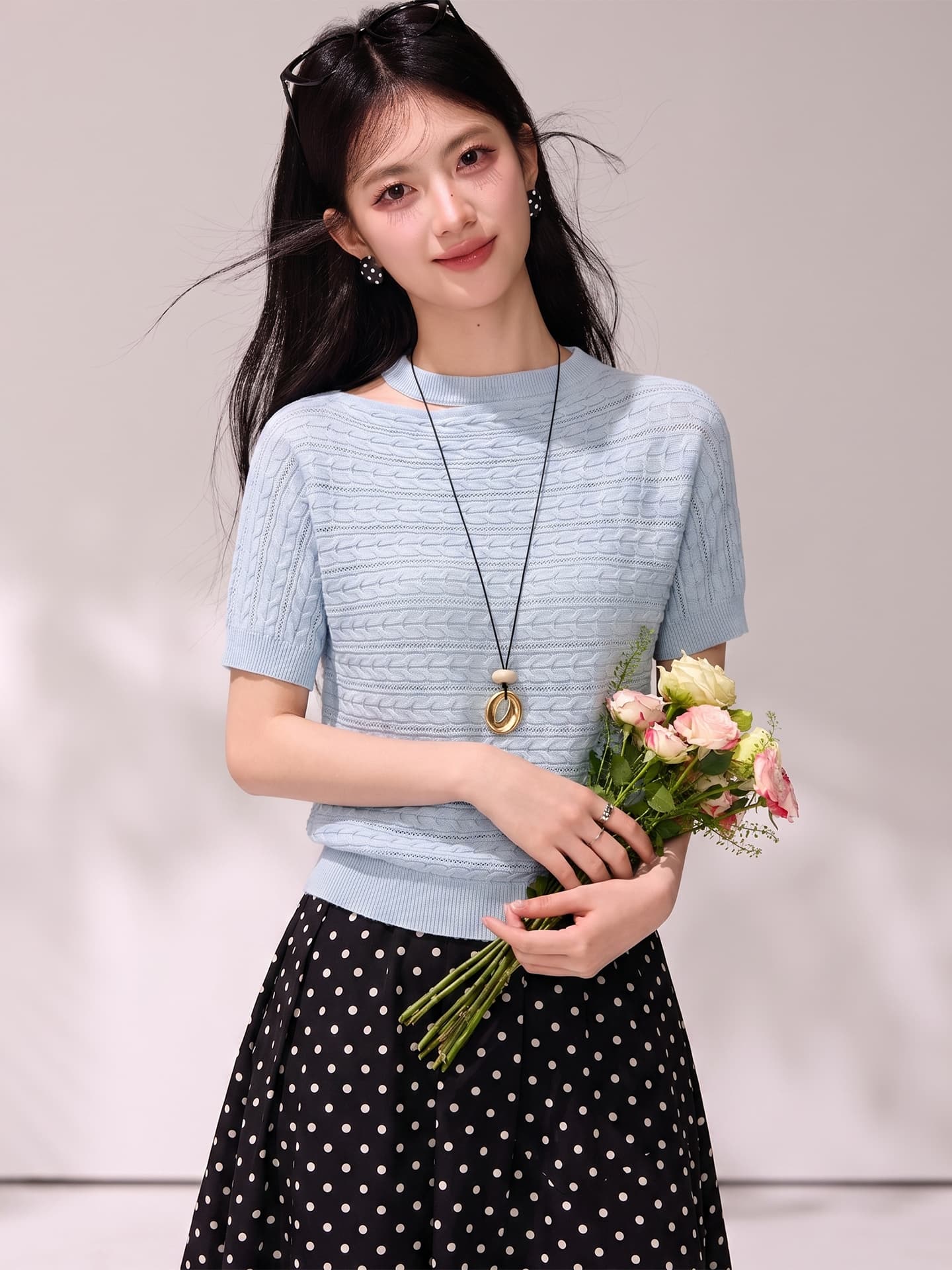실사 있음 2026 여름 디자인 센스 작은 대중 순수한 욕망 오프숄더 비스듬한 어깨 꽈배기 행침 목 반팔 맨위 여성