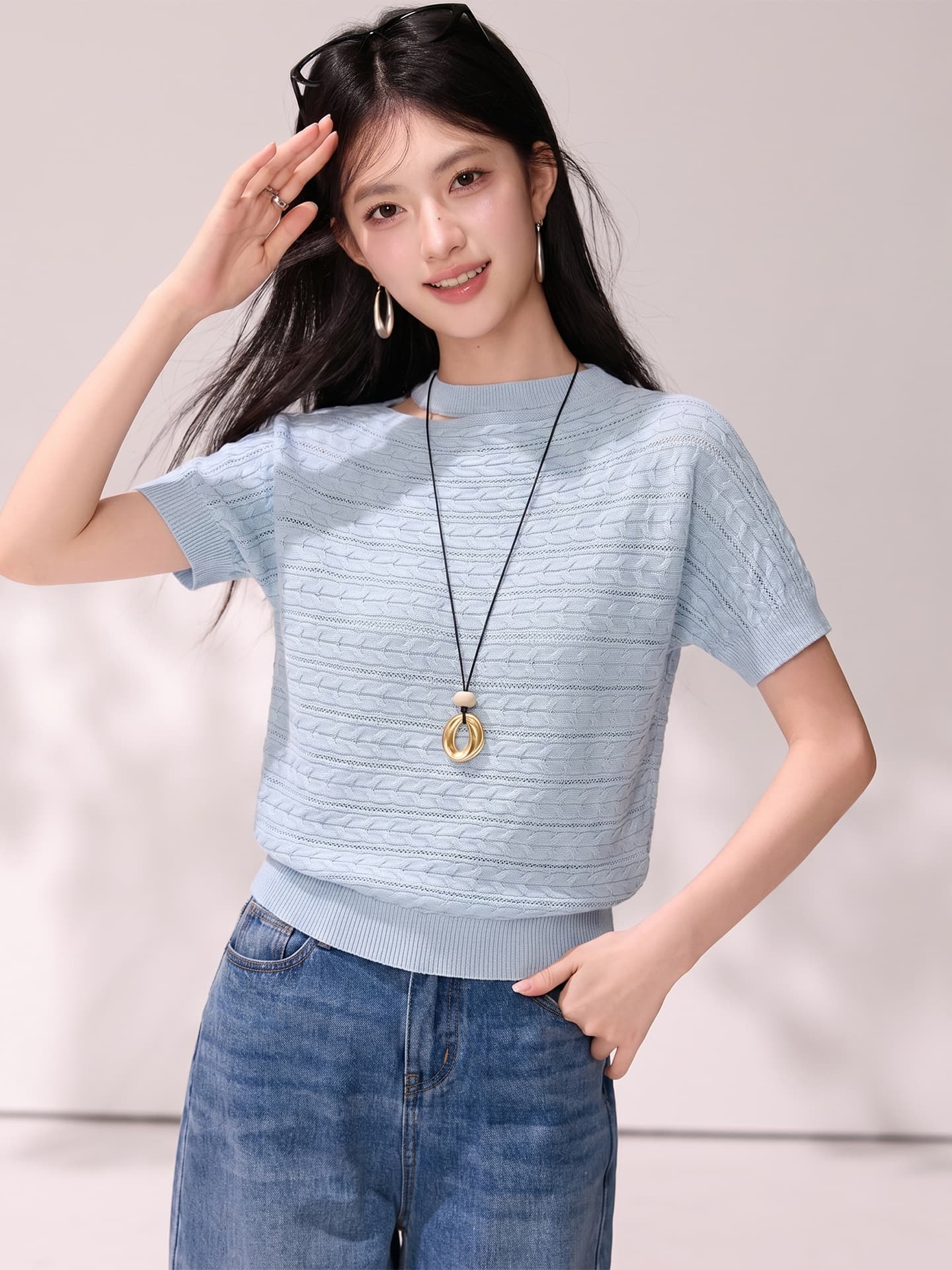 실사 있음 2026 여름 디자인 센스 작은 대중 순수한 욕망 오프숄더 비스듬한 어깨 꽈배기 행침 목 반팔 맨위 여성 이미지 3