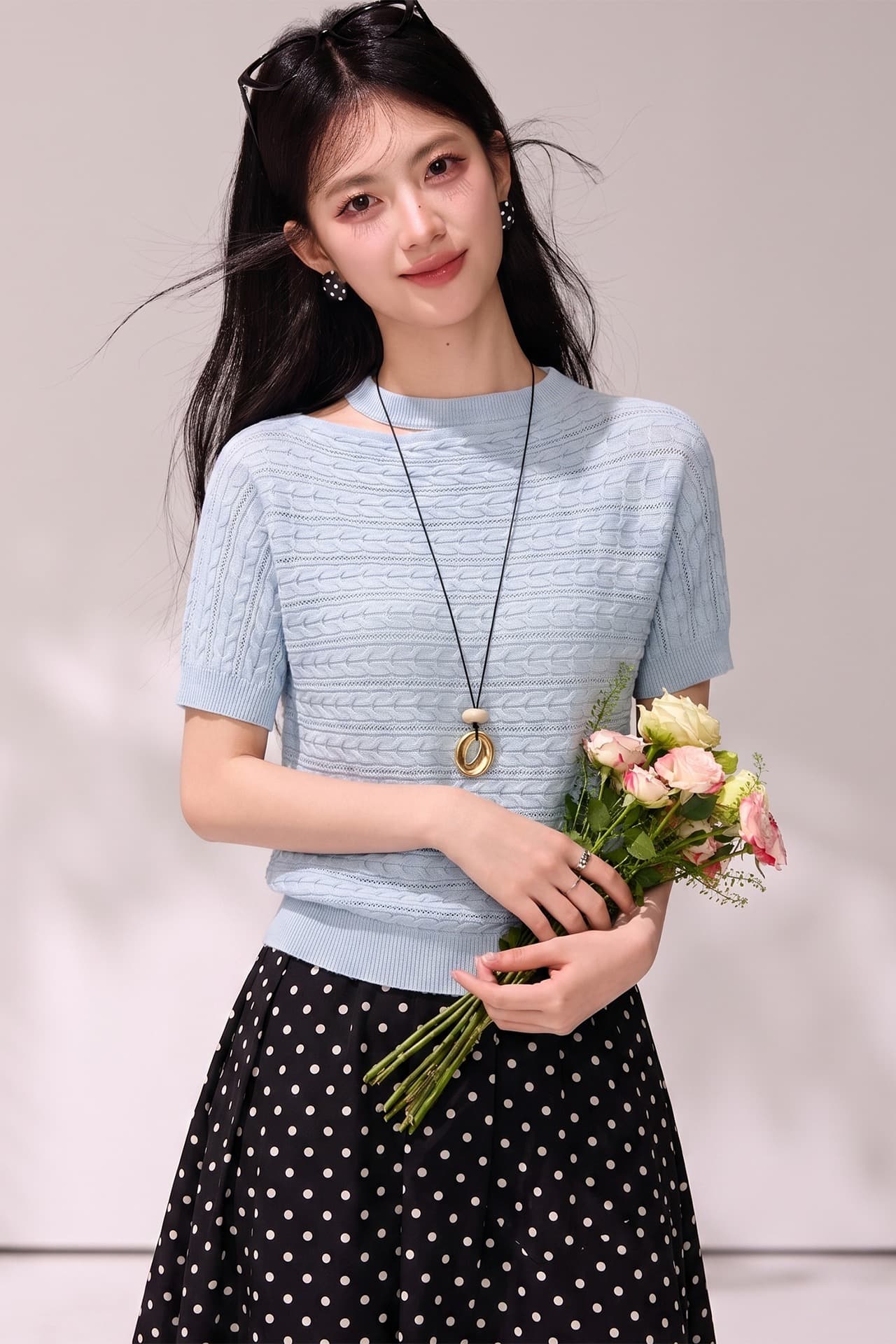 실사 있음 2026 여름 디자인 센스 작은 대중 순수한 욕망 오프숄더 비스듬한 어깨 꽈배기 행침 목 반팔 맨위 여성 이미지 4