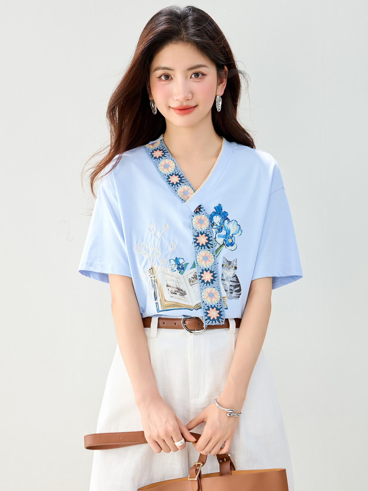 실사 2026 여름 새로운 손 자수 넥타이 프린트 반팔 티셔츠 여성 한 부서 디자인 센스 파란색 맨위 이미지 3