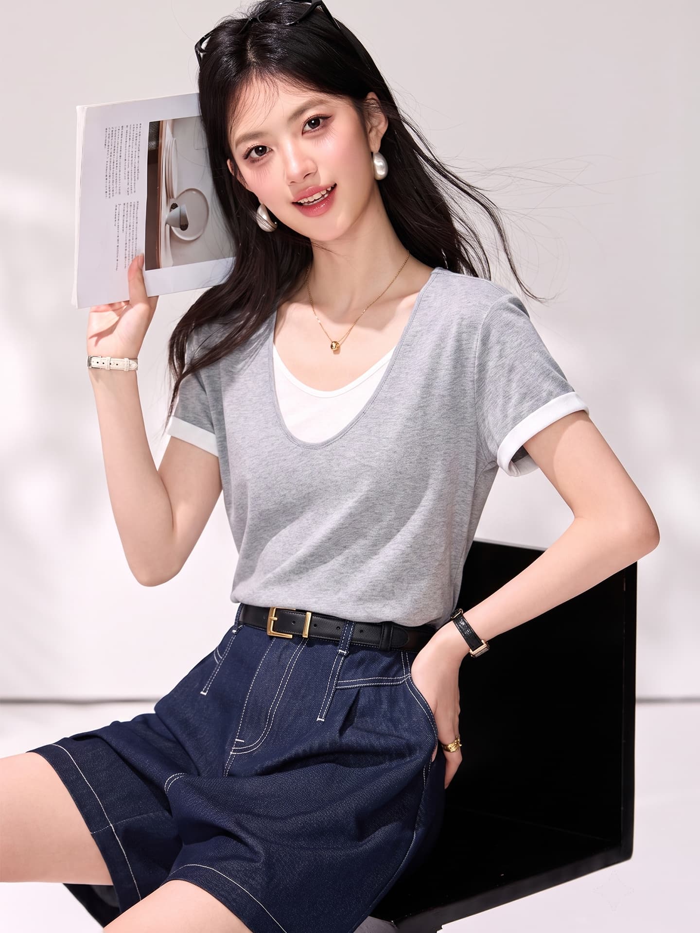 실사 회색 V넥 페이크 레이어드 반팔 티셔츠 여성 여름 2026 새로운 디자인 센스 작은 대중 품격 맨위
