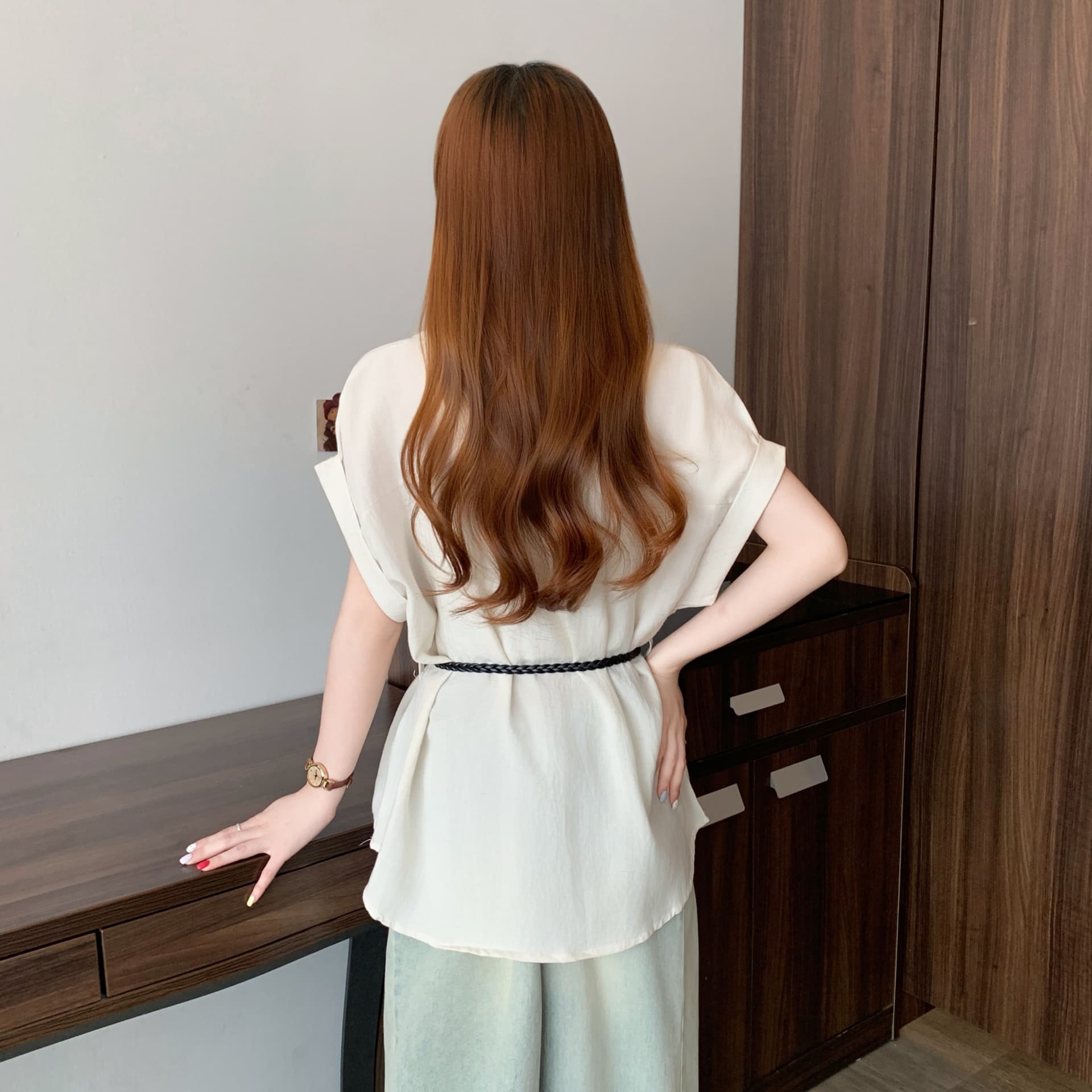실사 빅 사이즈 벨트 보내기 페이크 레이어드 디자인 센스 V넥 긍정적 인 어깨 셔츠 허리 수축 슬림해 보이는 레이스업 반팔 맨위 상세 이미지 17