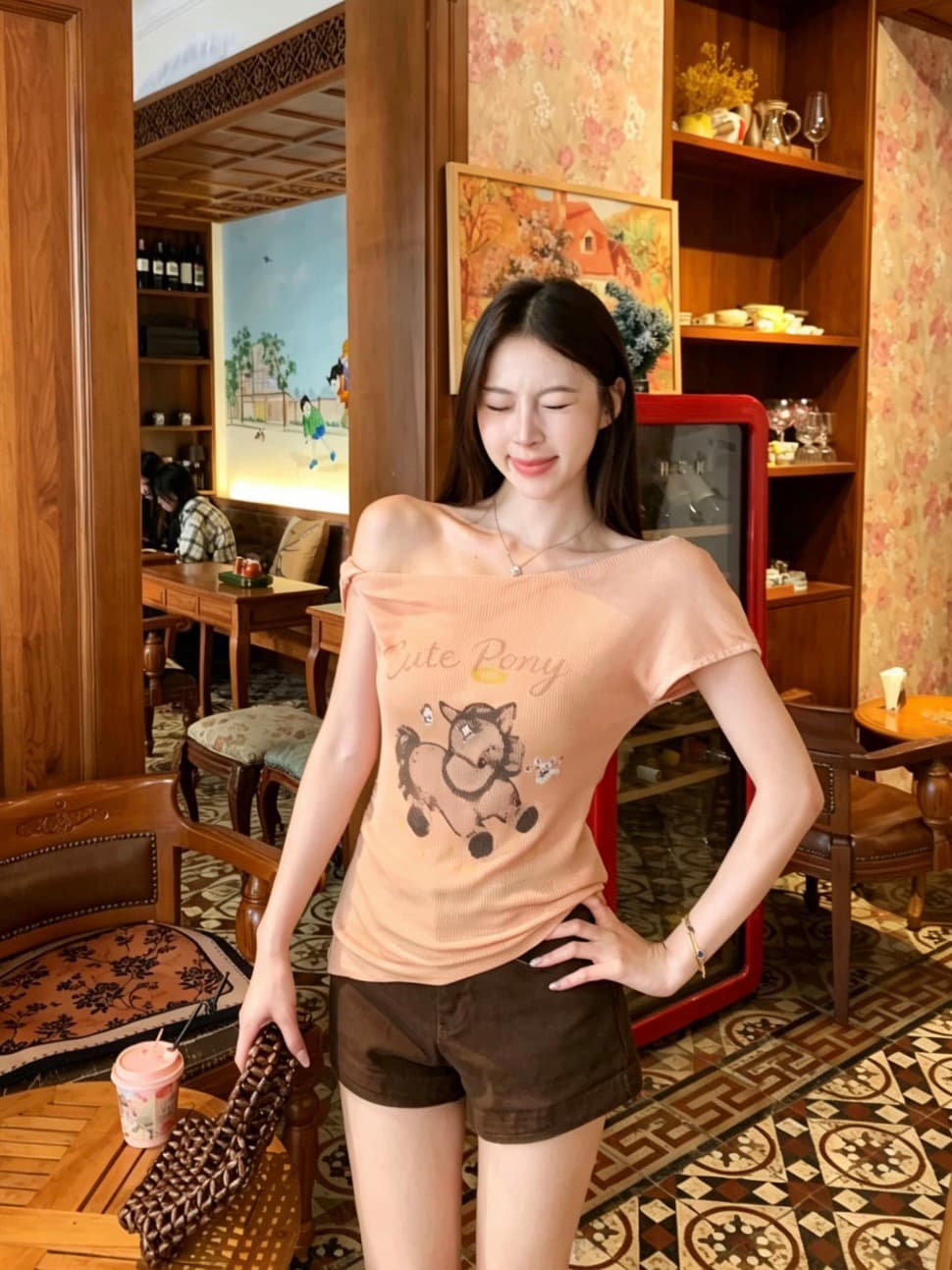 여름 새로운 달콤한 차가운 핫걸 바람 버튼 매듭 소매 비스듬한 새는 어깨 만화 프린트 니트 스웨터 몸매 가꾸기 슬림해 보이는 품격 작은 셔츠 이미지 2