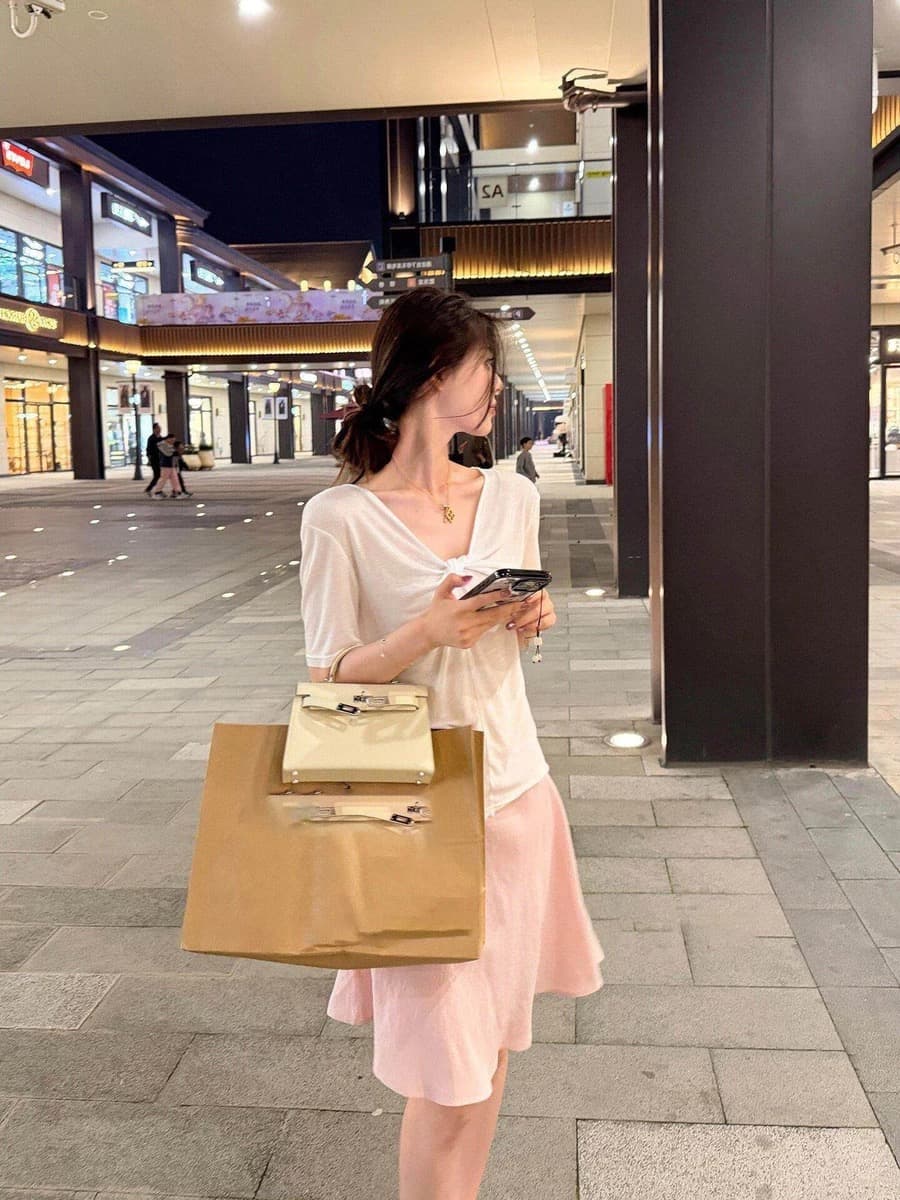 화이트 비틀림 V넥 반팔 티셔츠 여성 여름 한 부서 느긋한 바람 루즈핏 슬림해 보이는 디자인 센스 작은 키 캐주얼 맨위 이미지 2