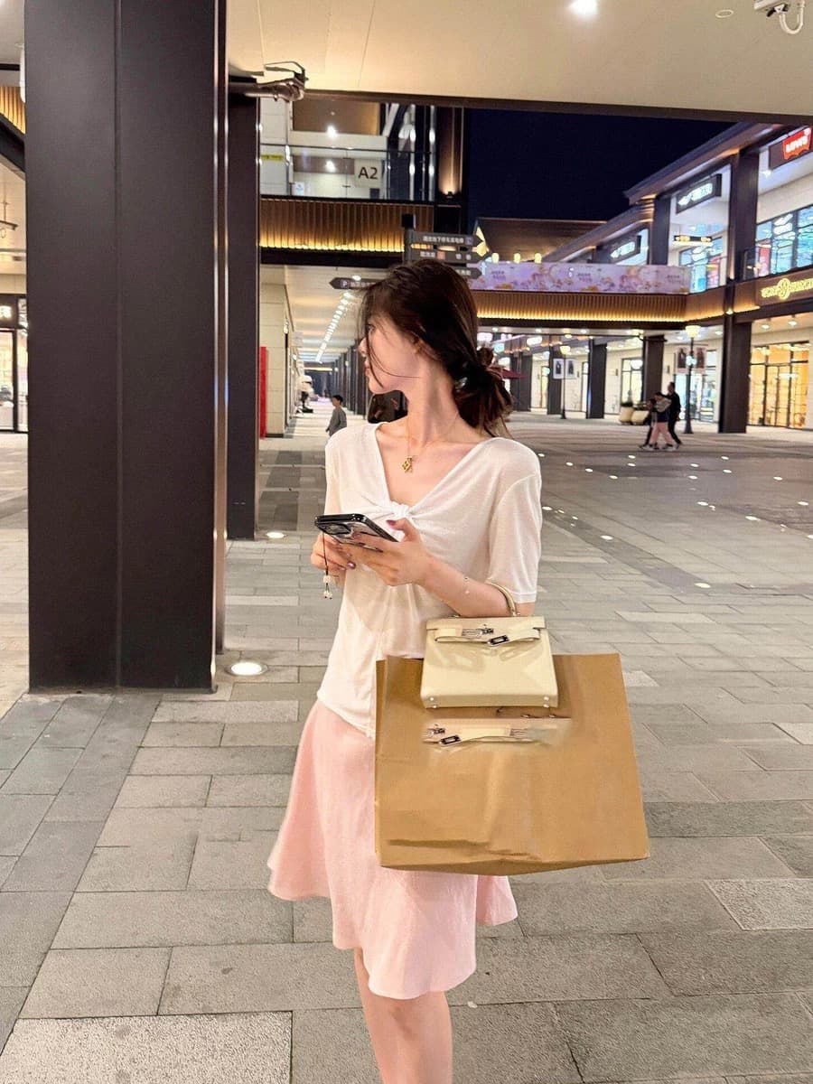 화이트 비틀림 V넥 반팔 티셔츠 여성 여름 한 부서 느긋한 바람 루즈핏 슬림해 보이는 디자인 센스 작은 키 캐주얼 맨위 상세 이미지 4
