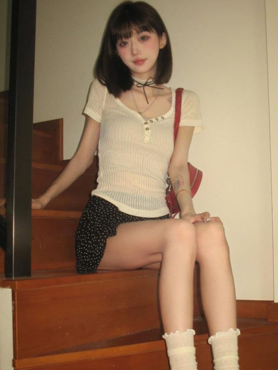 단색 V넥 단추 긍정적 인 어깨 반팔 티셔츠 여름 순수한 욕망 핫걸 몸매 가꾸기 슬림해 보이는 쇼트 스타일 맨위 상세 이미지 3