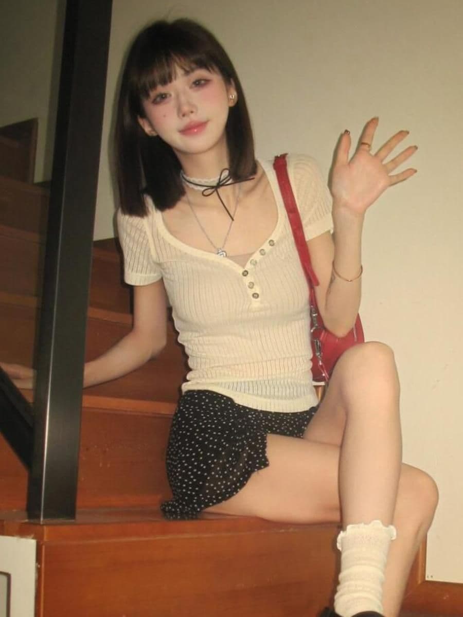 단색 V넥 단추 긍정적 인 어깨 반팔 티셔츠 여름 순수한 욕망 핫걸 몸매 가꾸기 슬림해 보이는 쇼트 스타일 맨위 상세 이미지 5