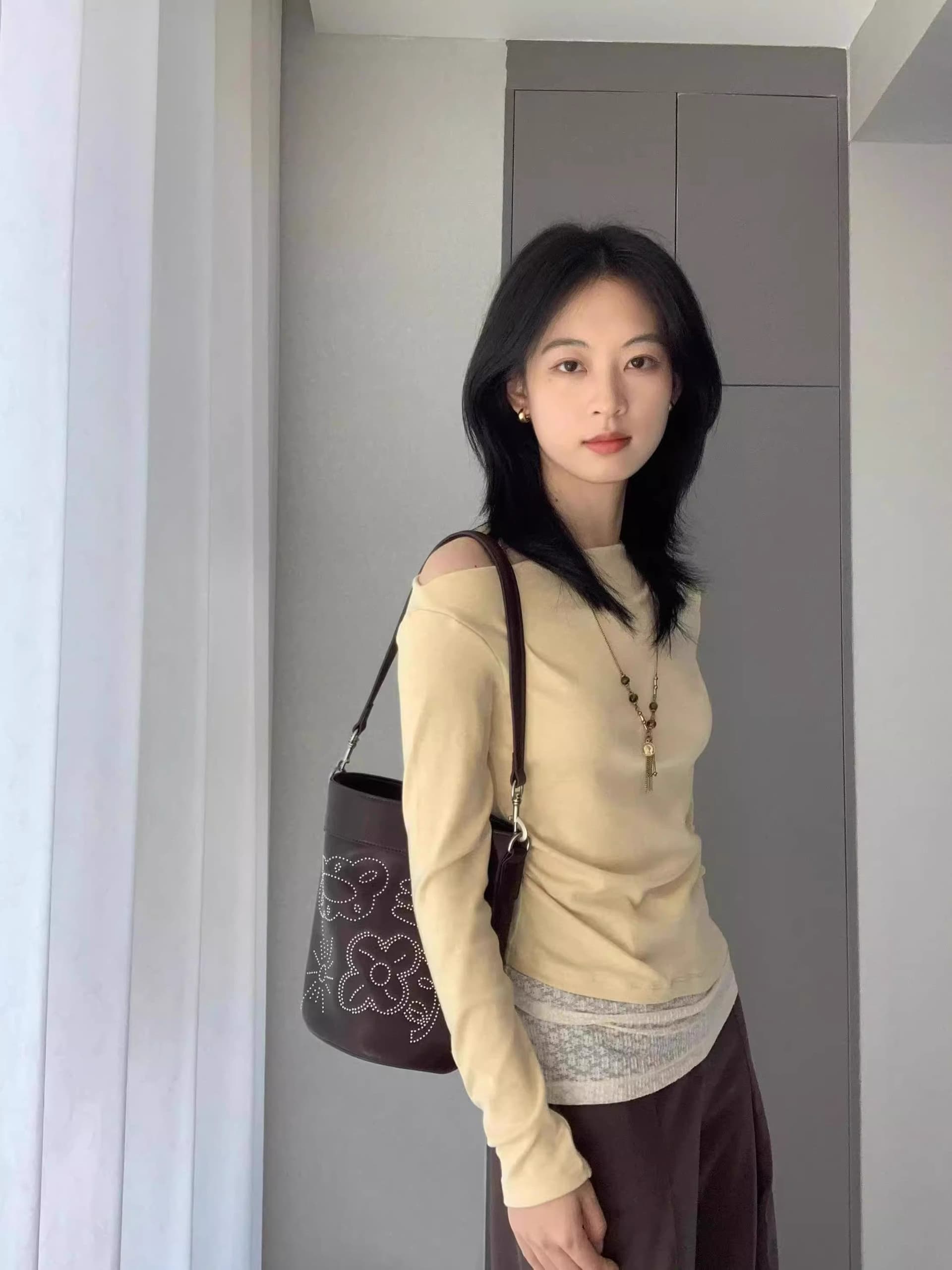 260 그램 사람들 면 모달 페이크 레이어드 비스듬한 어깨 레이스 조각 긴팔 티셔츠 몸매 가꾸기 작은 대중 오프숄더 맨위 이미지 2