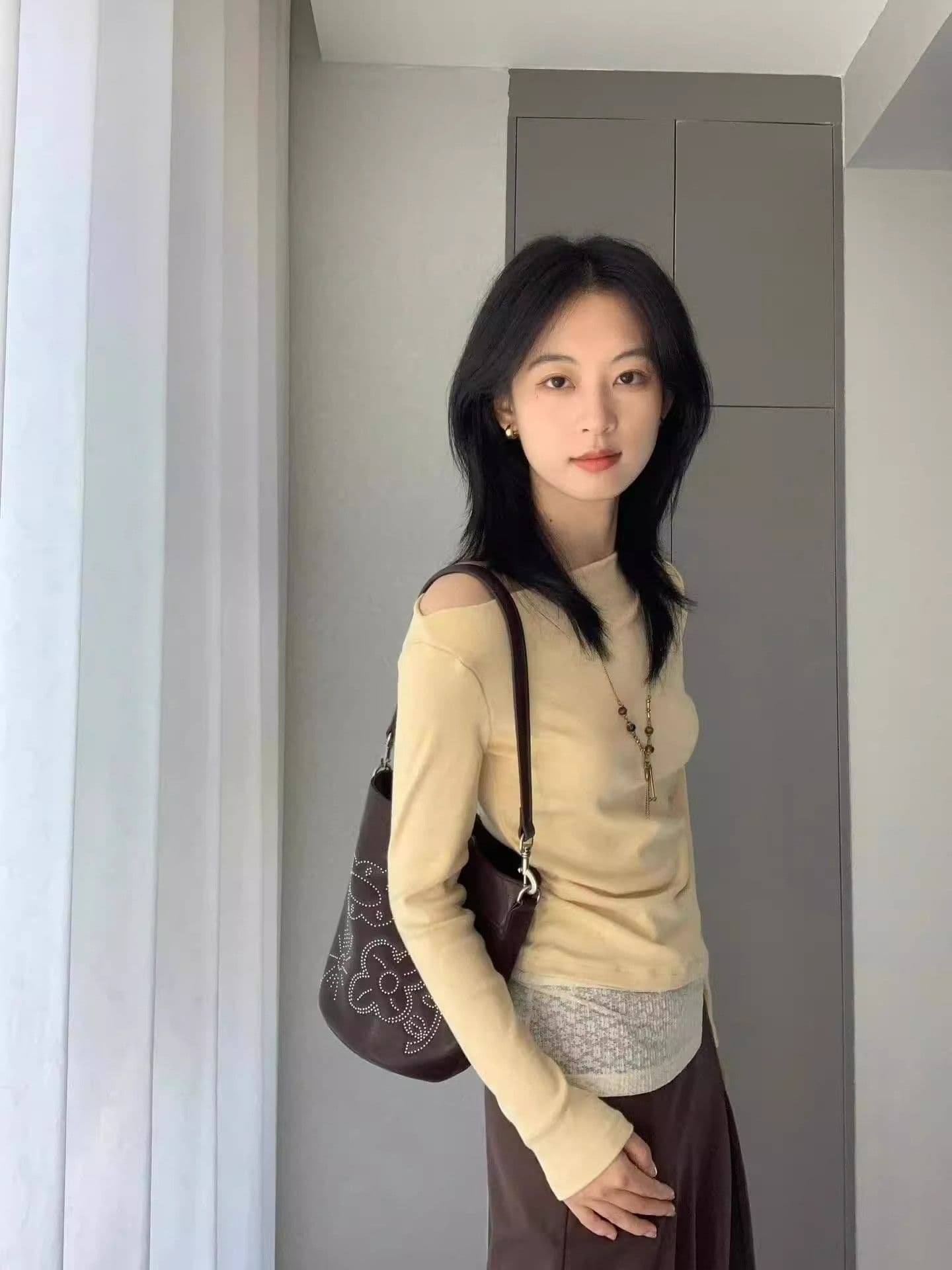 260 그램 사람들 면 모달 페이크 레이어드 비스듬한 어깨 레이스 조각 긴팔 티셔츠 몸매 가꾸기 작은 대중 오프숄더 맨위 이미지 4
