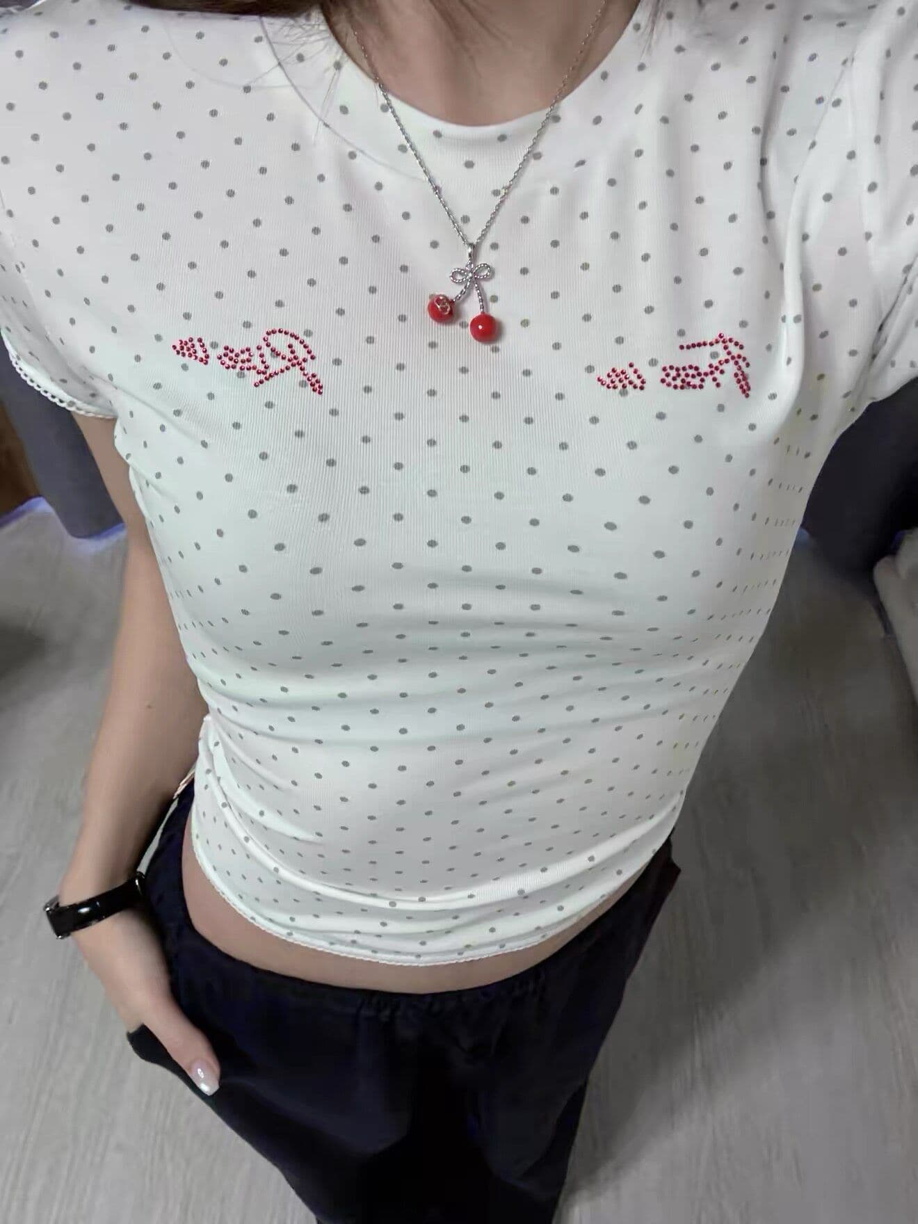 원본 원단 여름 알파벳 핫픽스 도트 무늬 반팔 티셔츠 여성 몸매 가꾸기 슬림해 보이는 달콤한 매운맛 바람 쇼트 스타일 화이트 맨위 이미지 2