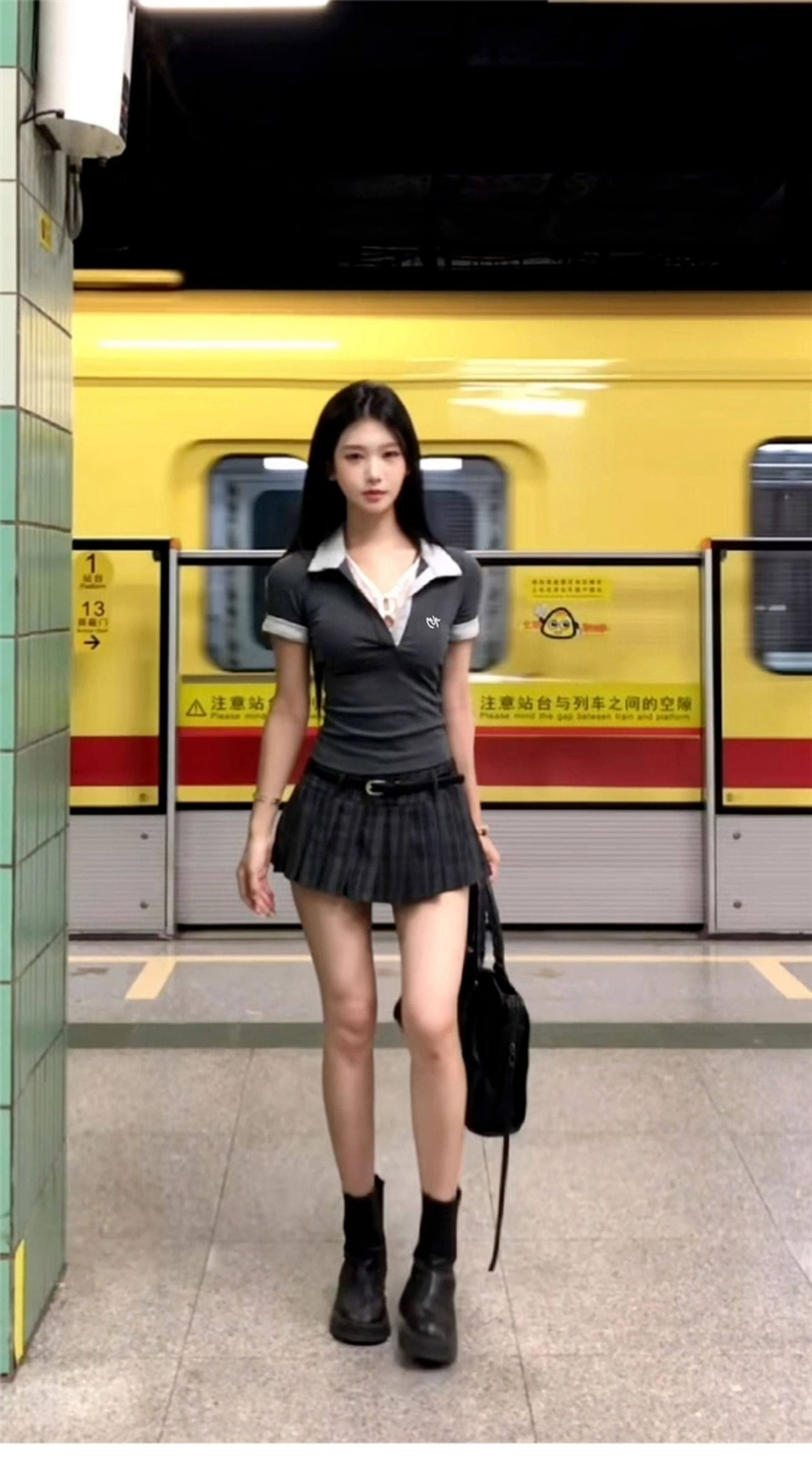 자이언트 잘 생긴 ~ 중 여름 세트 작은 키 아메리칸 핫걸 레이스 조각 V넥 티셔츠 맨위 플리츠 스커트 투피스 세트 상세 이미지 3