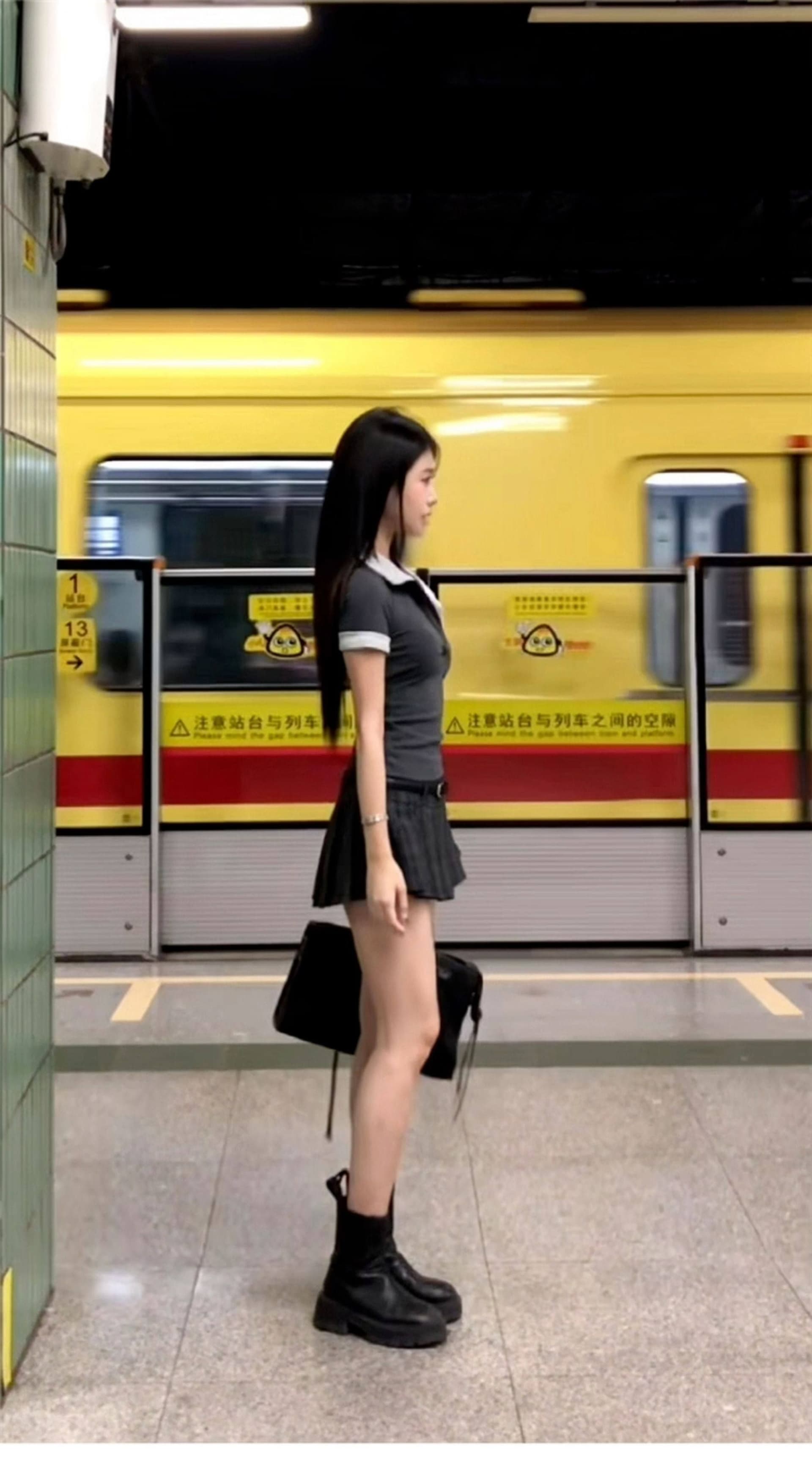 자이언트 잘 생긴 ~ 중 여름 세트 작은 키 아메리칸 핫걸 레이스 조각 V넥 티셔츠 맨위 플리츠 스커트 투피스 세트 상세 이미지 4