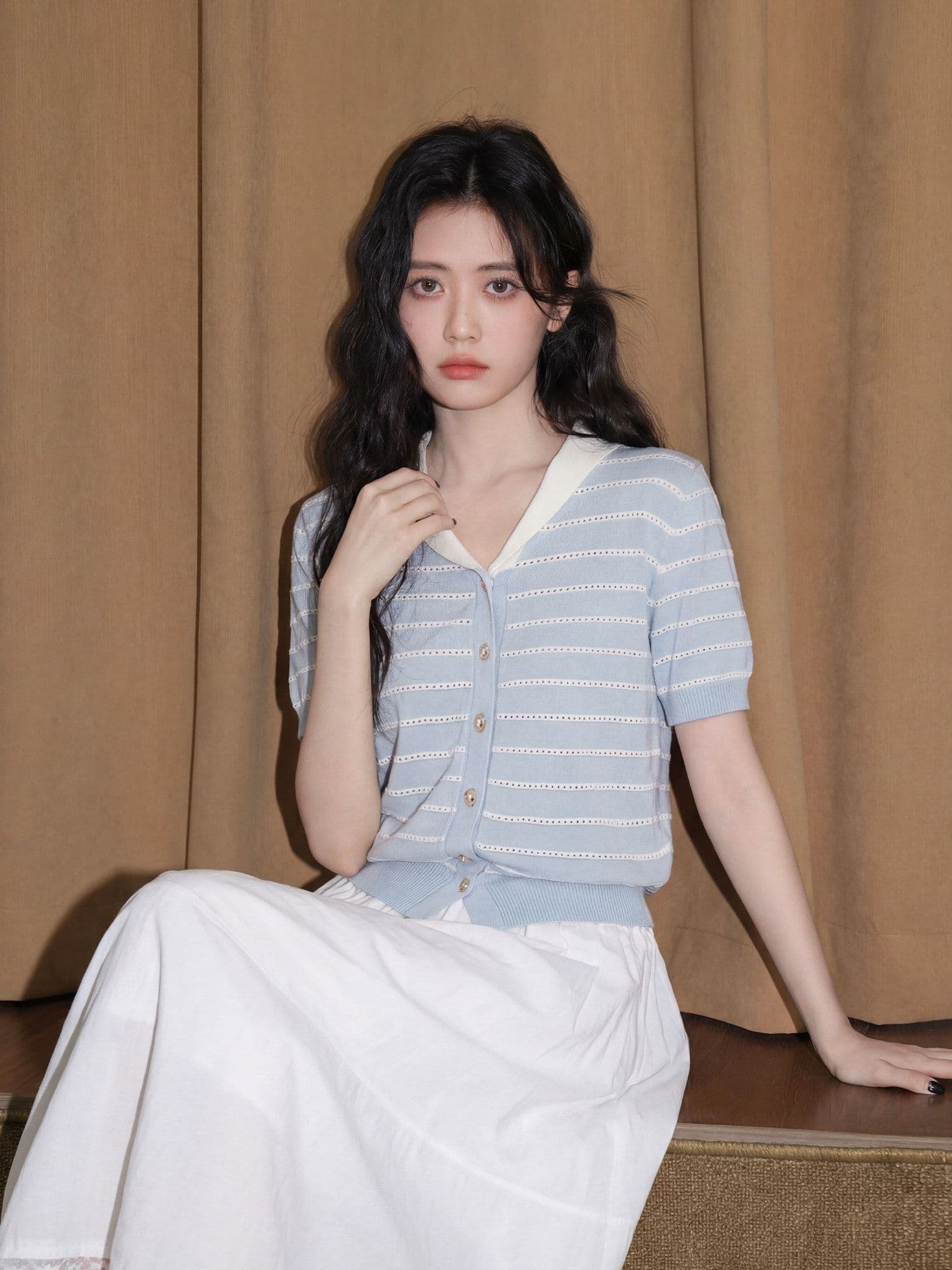 파란색 스트라이프 얼음 실크 니트 반팔 티셔츠 여성 여름 2026 새로운 배색 V넥 홀로우 아웃 긍정적 인 어깨 반소매 짧은 맨위 상세 이미지 4