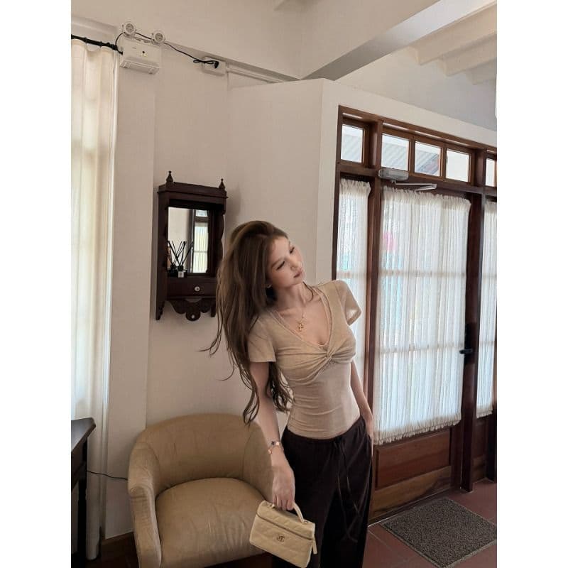 원본 원단 검정색 V넥 페이크 레이어드 반팔 레이스 비틀림 반팔 티셔츠 여성 몸매 가꾸기 슬림해 보이는 맨위 이미지 3